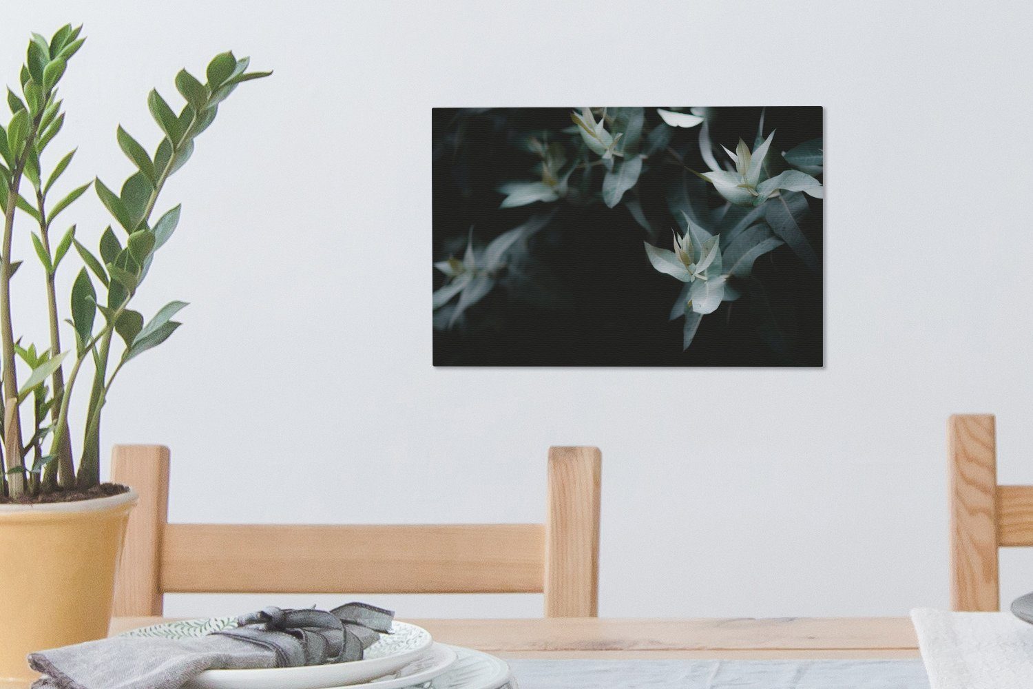 OneMillionCanvasses® Leinwandbild Eukalyptuszweige St), Leinwandbilder, Wanddeko, dunklem cm auf Hintergrund, Aufhängefertig, Wandbild (1 30x20
