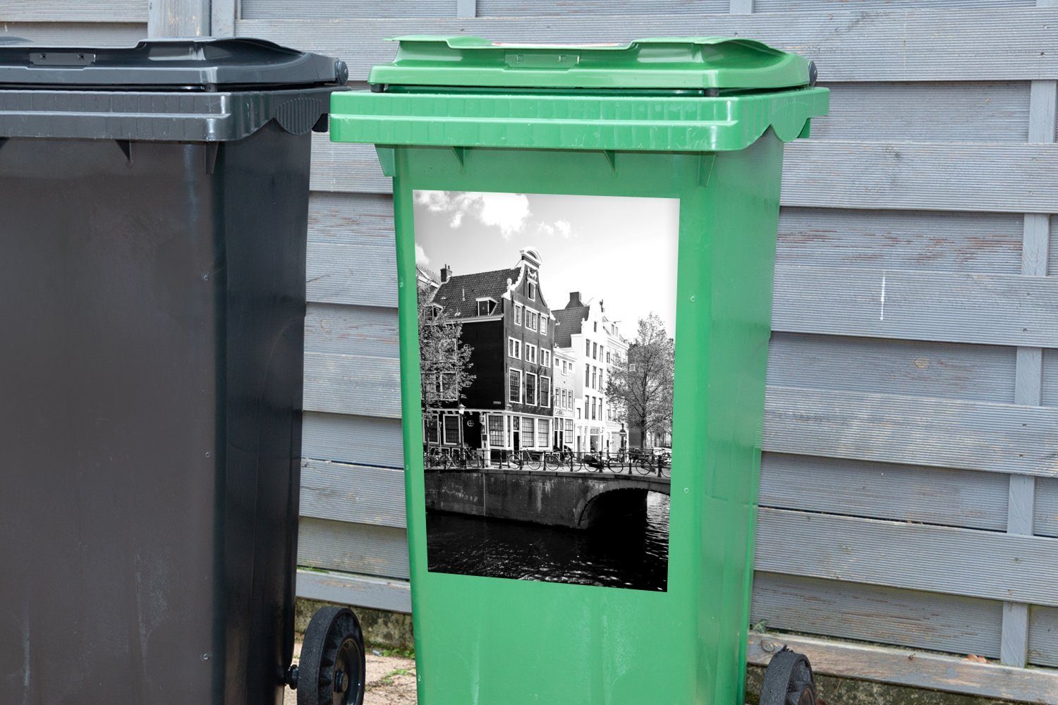 St), (1 Brücke und einer neben Container, weiß schwarz Mülltonne, Abfalbehälter Grachtenhäuser MuchoWow Amsterdam Mülleimer-aufkleber, in Wandsticker - Sticker,