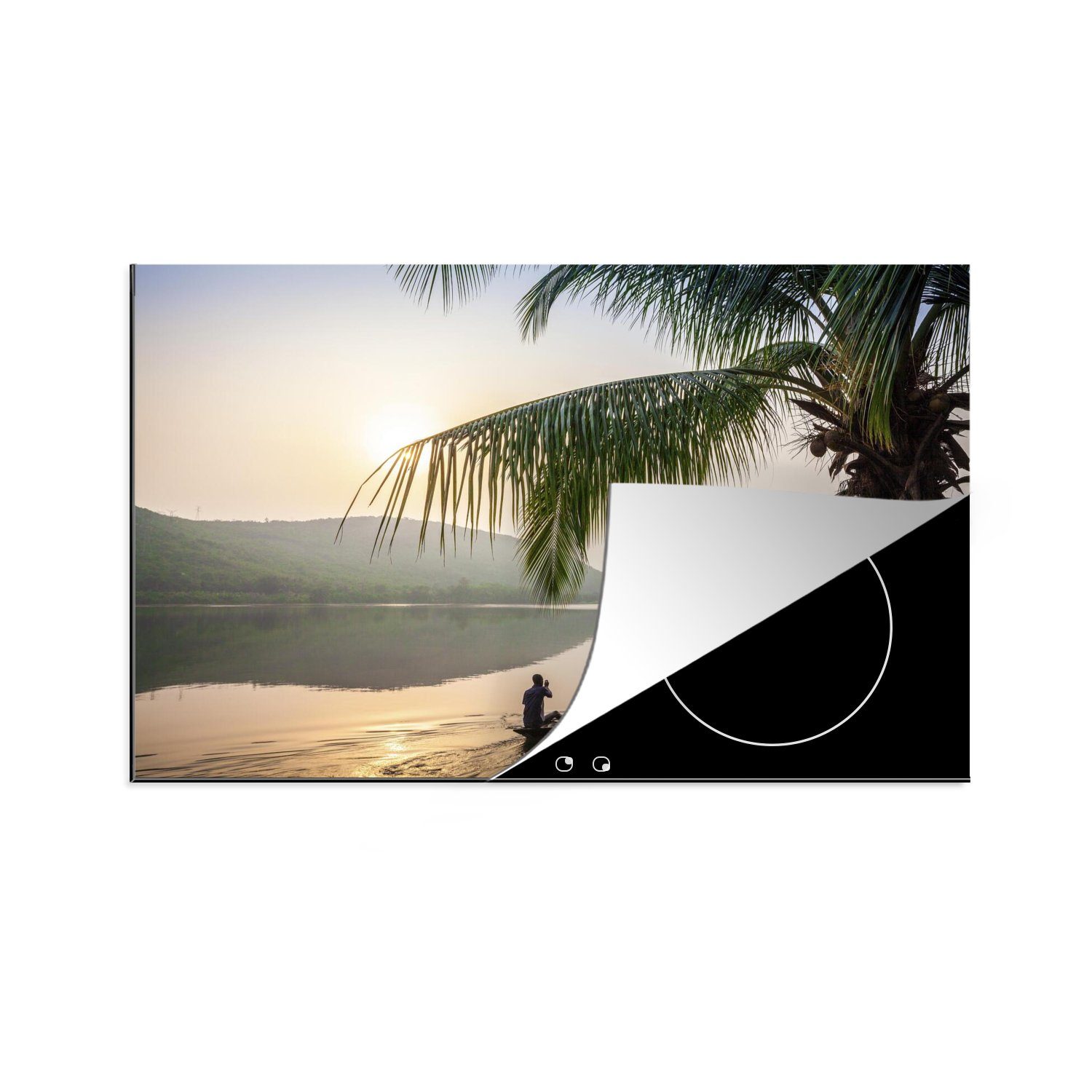 MuchoWow Herdblende-/Abdeckplatte Person beim Segeln über Wasser in Ghana, Vinyl, (1 tlg), 81x52 cm, Induktionskochfeld Schutz für die küche, Ceranfeldabdeckung