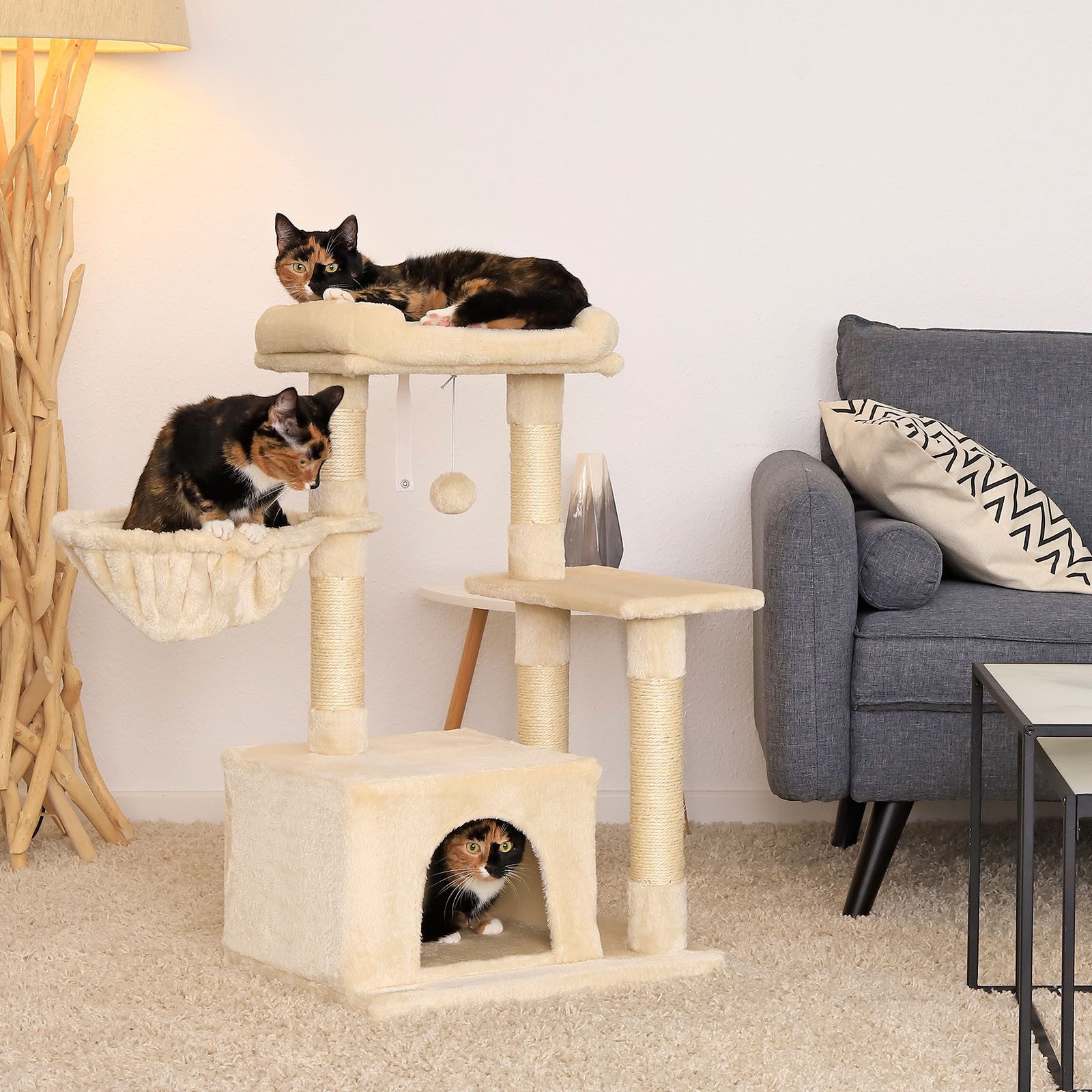 lionto Kratzbaum platzsparend & kompakt, 85 cm beige, Katzenkratzbaum mit Spielball, Sisalstamm & Kratzfläche