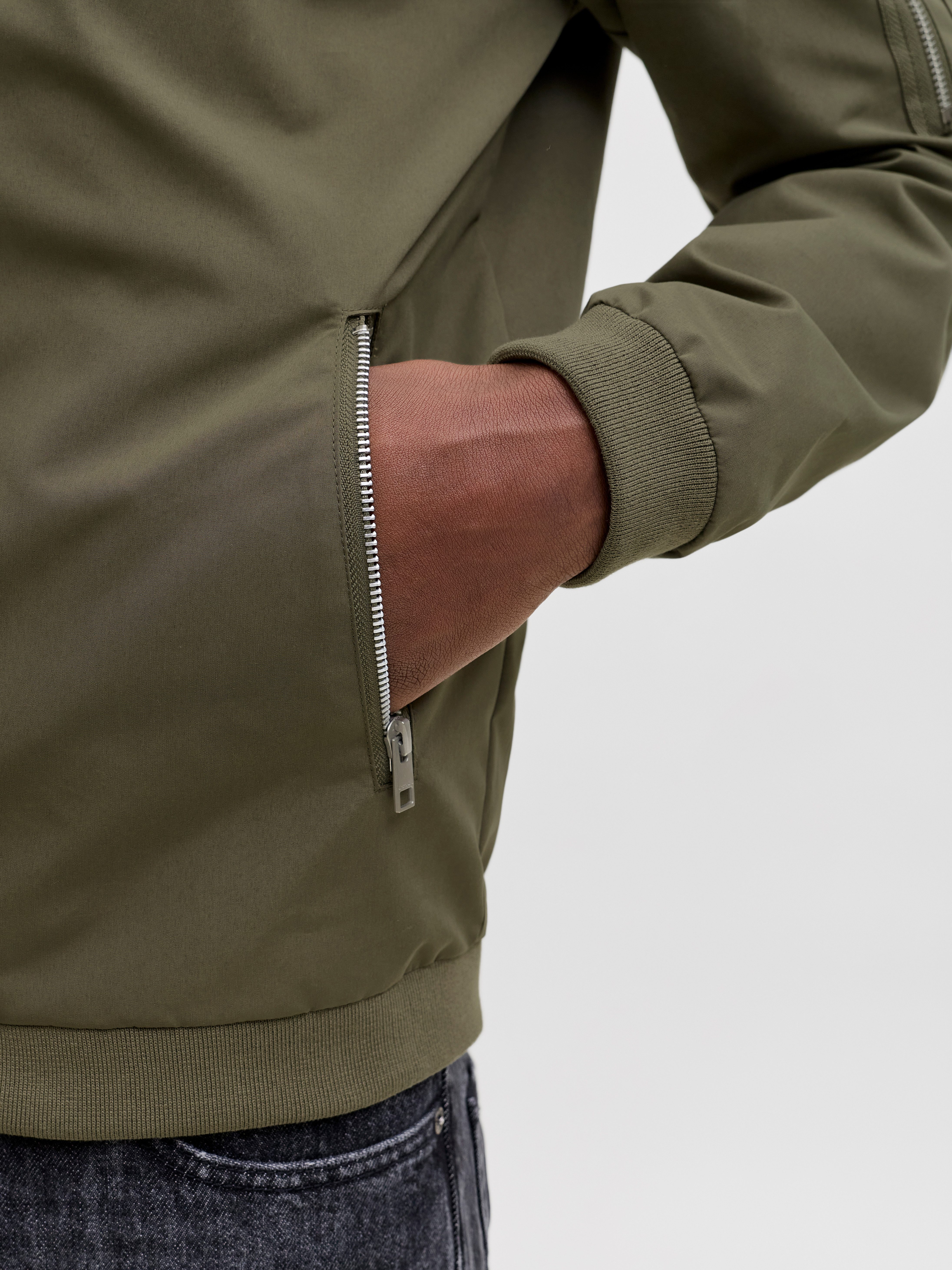 Jack & Jones Blouson JJERUSH mit Stehkragen und Reißverschlusstaschen unifarben, modisch, regular fit, Polyester