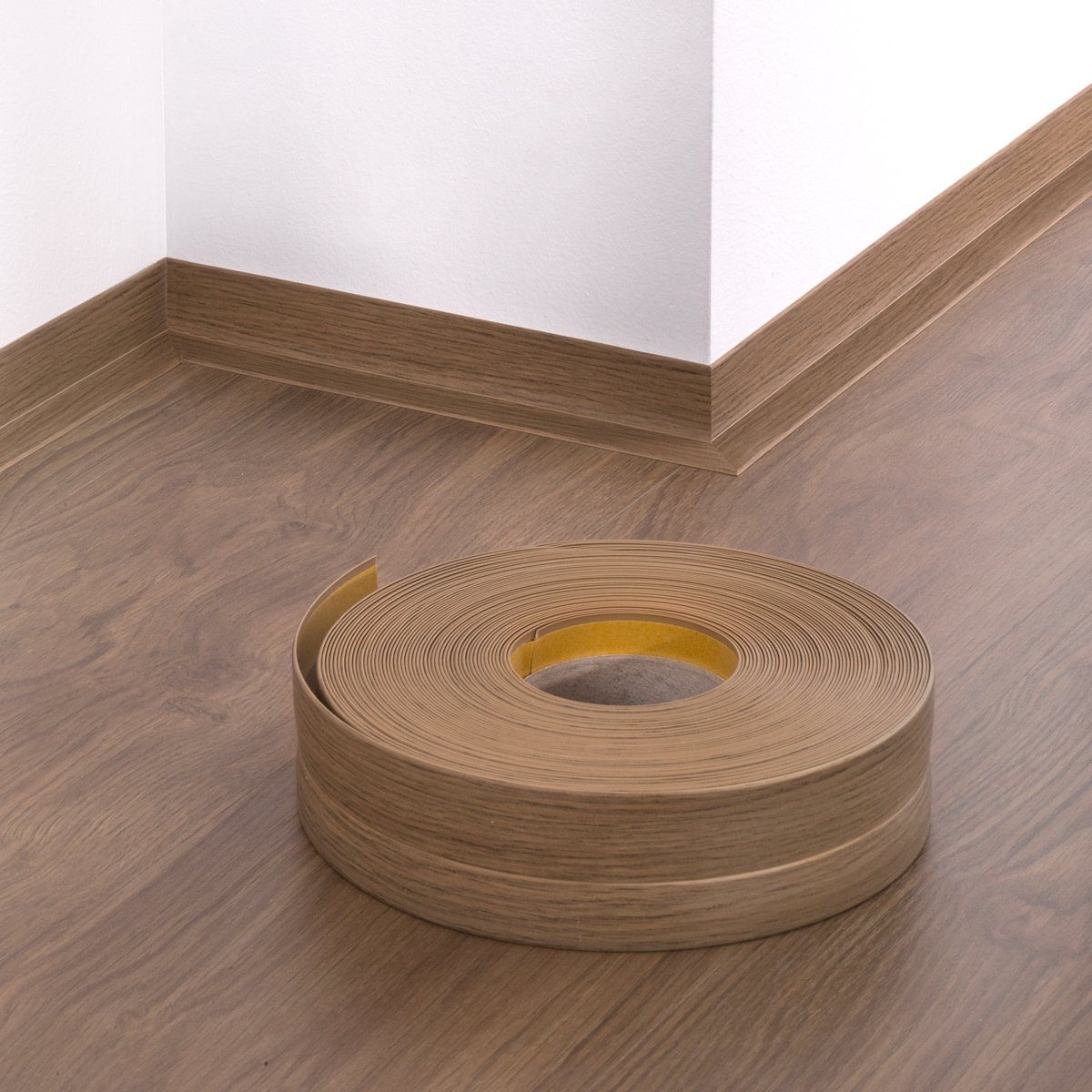 HOLZBRINK Sockelleiste PVC Weichsockelleiste selbstklebend 50x20mm Eiche Hell, L: 500 cm, 5m Rolle, Küchenabschlussleiste Arbeitsplatte, Fensterleiste, Fensterabdichtung