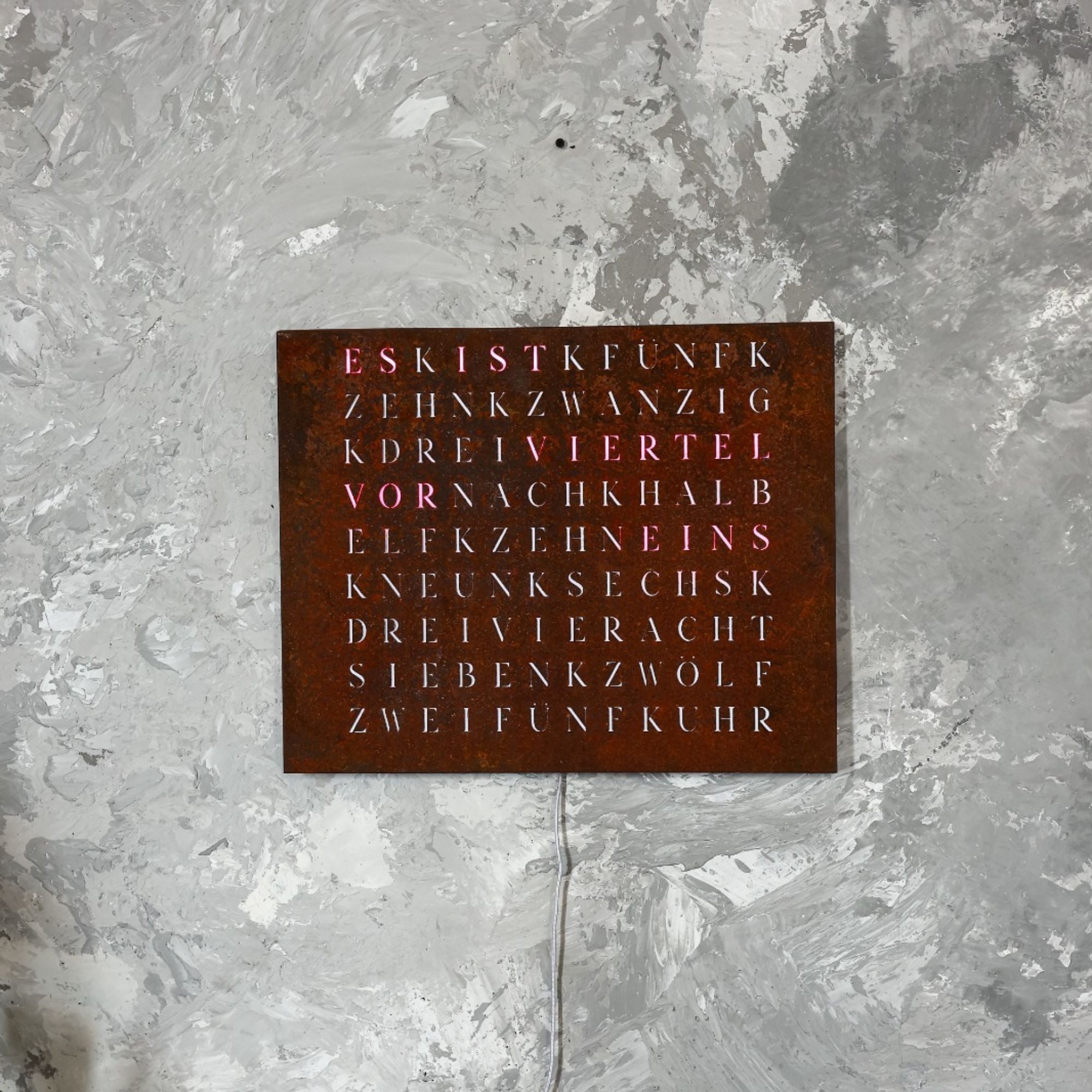 build-yours.de Wanduhr Jupiter 2.0 Industrial Editions (50 × 40 cm) (Rust Iron Edition – Smarte Wortuhr, App-Steuerung, RGBW LEDs)
