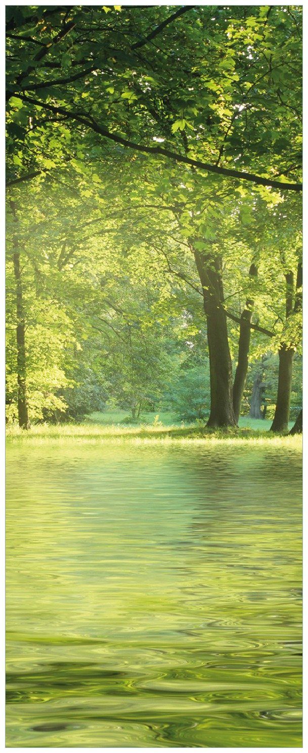 Wallario Memoboard Idyllischer See im Wald bei Sonnenschein