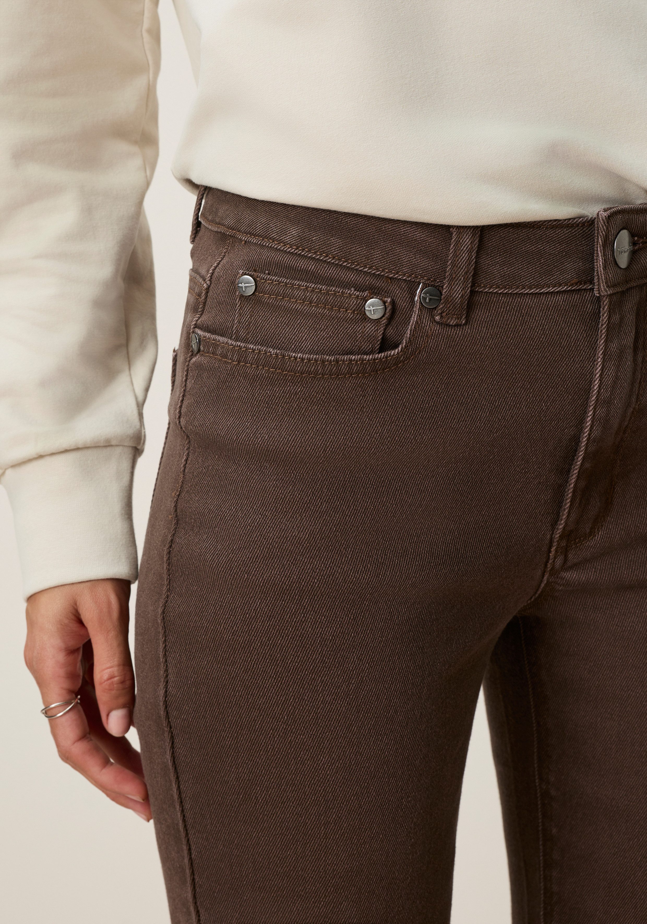 Tamaris Bootcut-Jeans figurbetonte Passform, mit Knopf- und Reißverschluss, hohe Leibhöhe. € 59,99, (€ 59,99 pro 1 Stk).