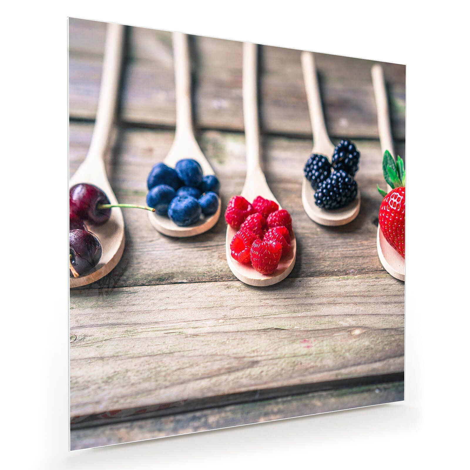 Primedeco Glasbild Wandbild Quadratisch Beeren auf Holzlöffel mit Aufhängung, Früchte
