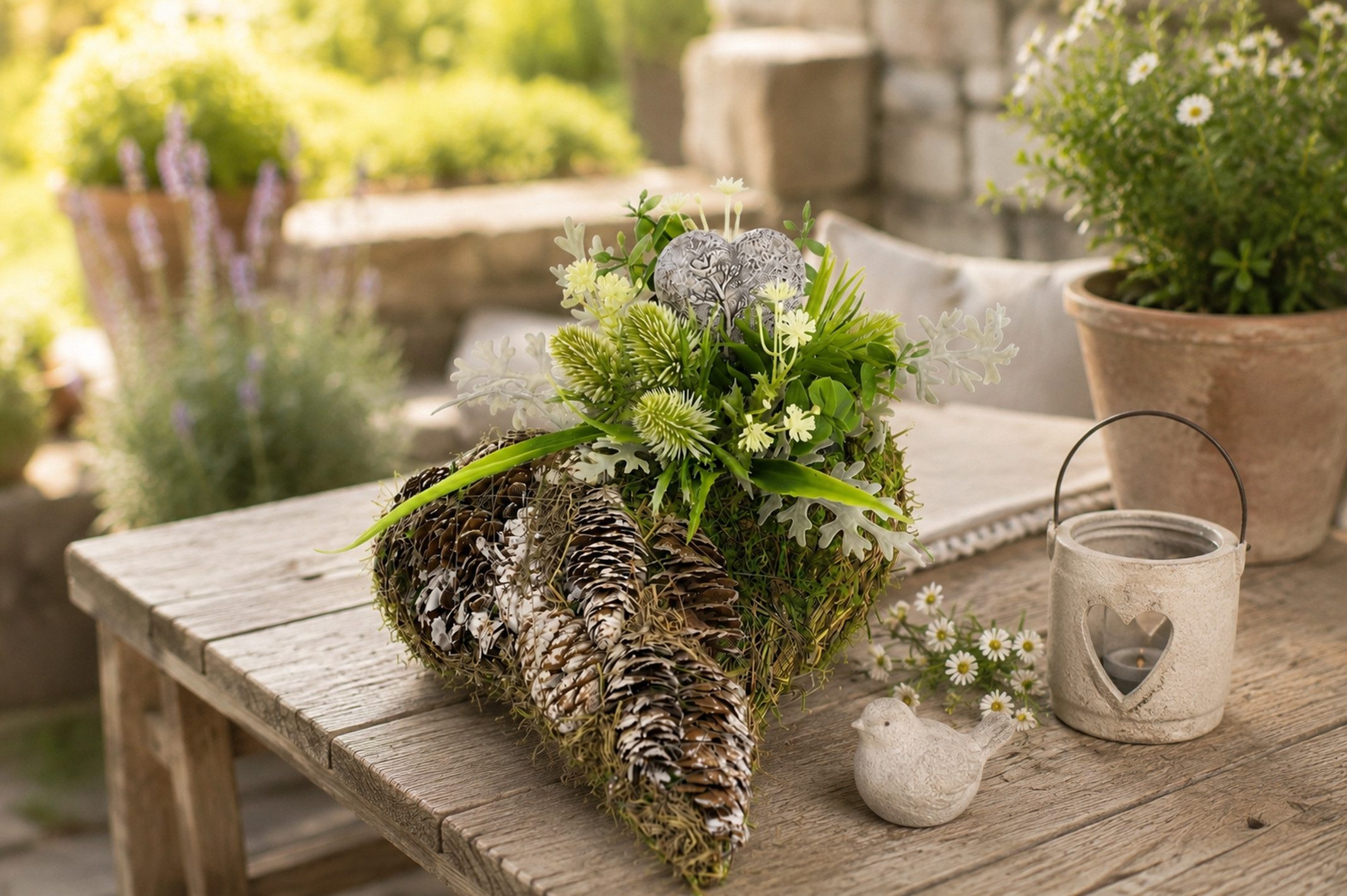 Kunstblume Kunstblumen-Gesteck mit Gedenk-Herz in Herz-Pflanzschale, OTTO home, Höhe 12 cm, Dekoratives Herzgesteck mit Tannenzapfen und Kunstgrün in Naturoptik