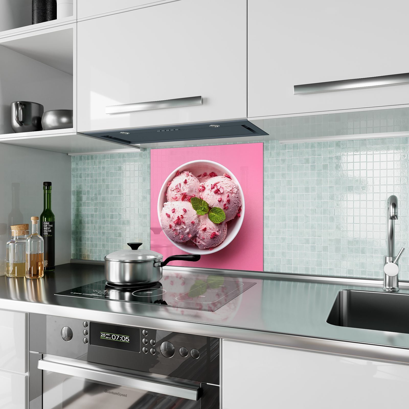 Primedeco Küchenrückwand Küchenrückwand Spritzschutz mit Motiv mit Glas Schüssel Erdbeereisball
