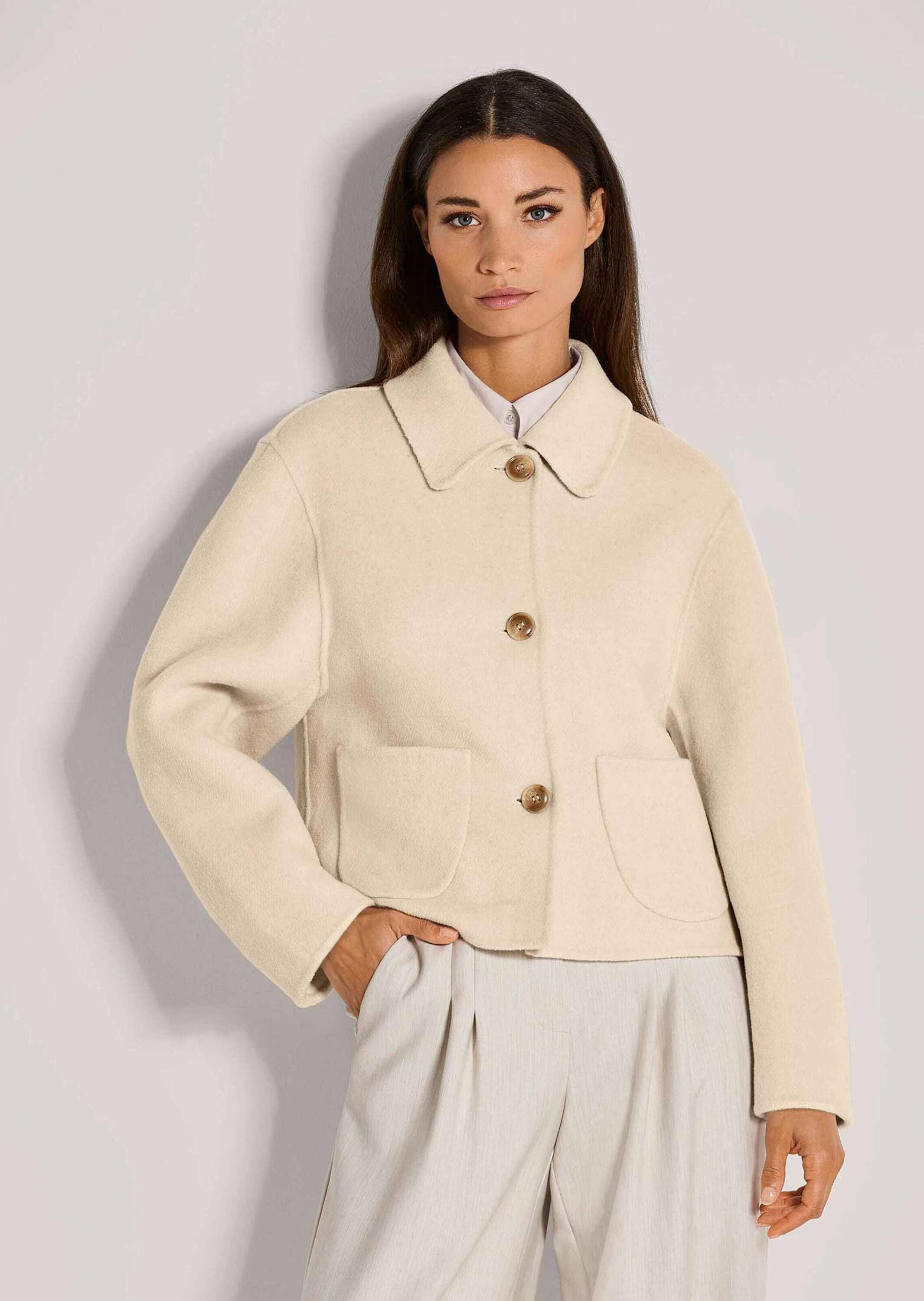 MADELEINE Outdoorjacke Modische Jacke mit asymmetrischem Kragen Gerundete Pattentaschen, Hornknöpfe, Langarm