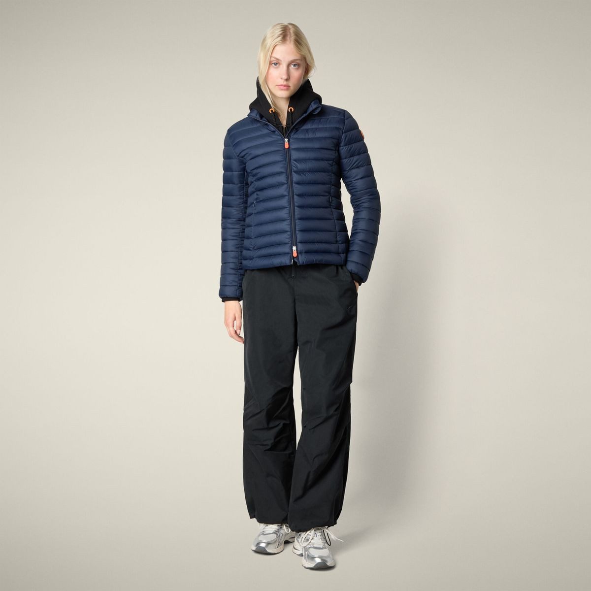 SAVE THE DUCK Outdoorjacke Carly Stilvolle und warme Damenjacke aus umweltfreundlichem Nylon, ideal