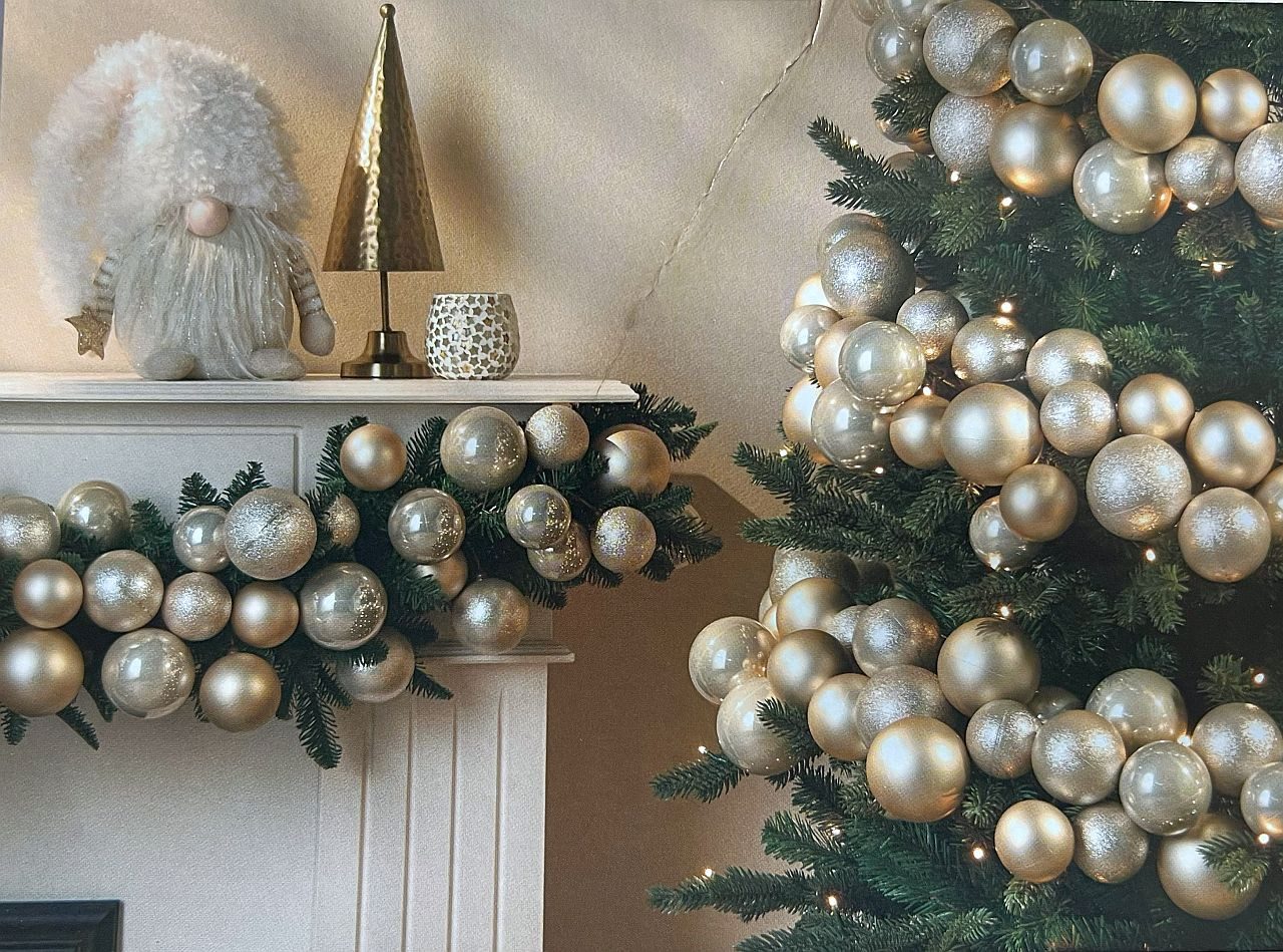 edelman Weihnachtsbaumkugel Weihnachtskugel-Girlande 180 cm – 80 Kugeln Rot oderChampagnerfarben, aus 50% recyceltem Kunststoff