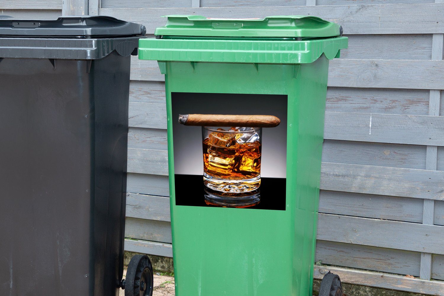 MuchoWow Wandsticker Whiskey - Zigarre Abfalbehälter Mülleimer-aufkleber, - Container, Glas St), Mülltonne, Sticker, (1