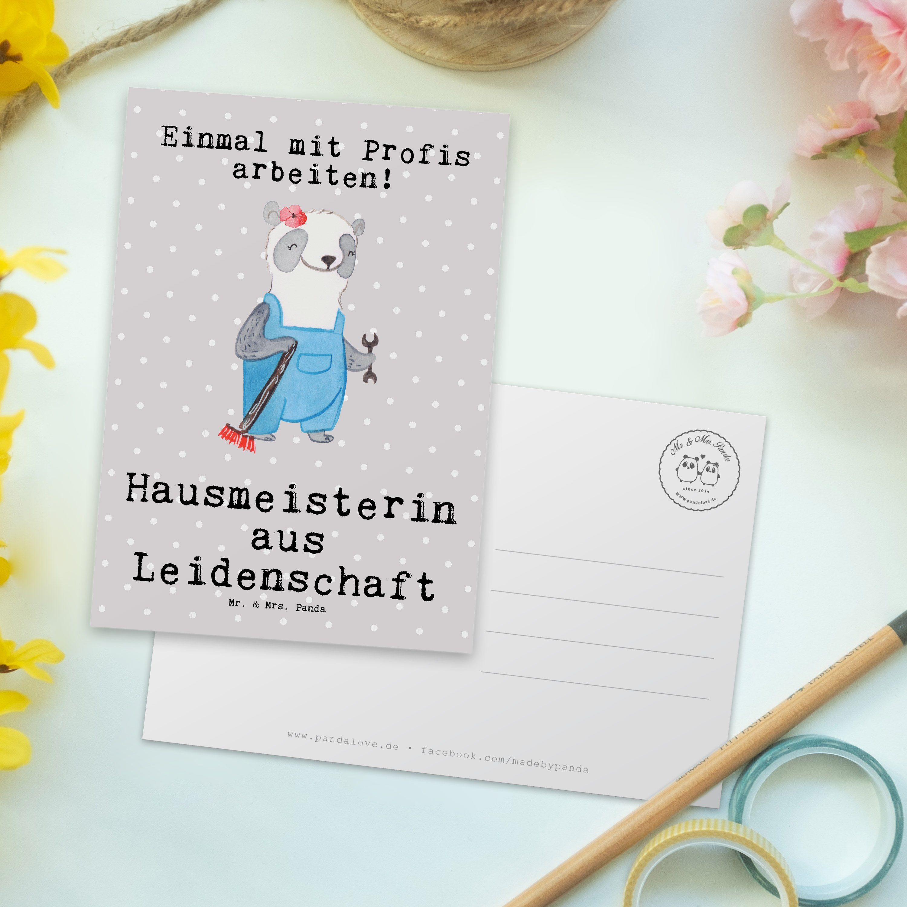 Mr. & Mrs. Panda Postkarte Hausmeisterin aus Leidenschaft - Grau Pastell - Geschenk, Kollege, Ha