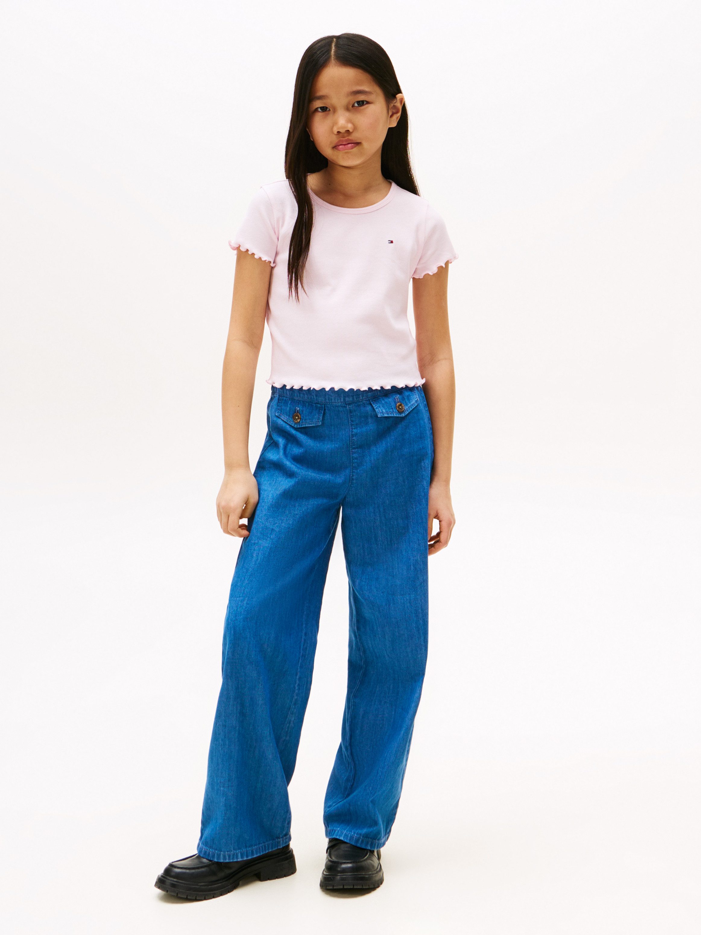 Tommy Hilfiger T-Shirt ESSENTIAL RIB TOP mit Babylock-Kanten und Stickerei unifarben, casual, regular fit, Baumwollmix, Rundhals – Bild 2 von 5