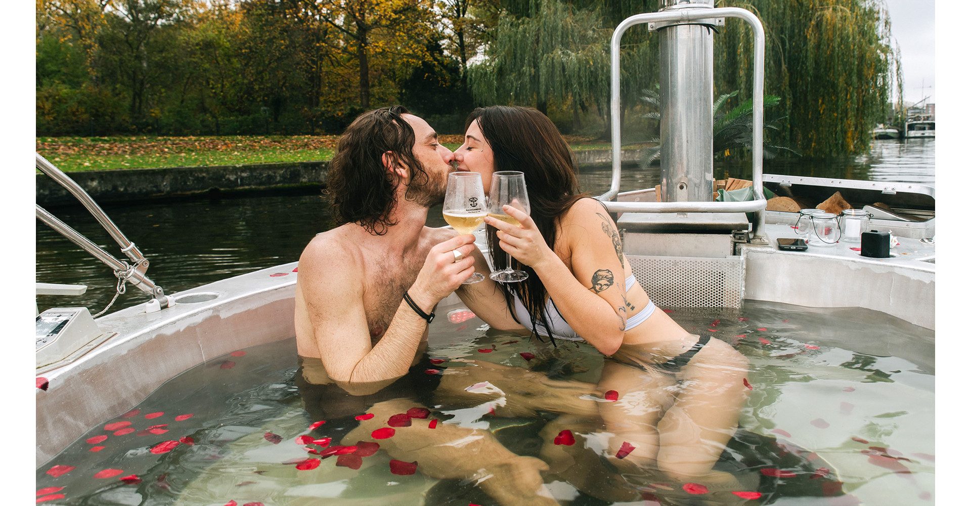 Jochen Schweizer Erlebnisgutschein Hot Tub für 2 Berlin (Romantik Spezial), Romantik pur: Bootsfahrt im Hot Tub!