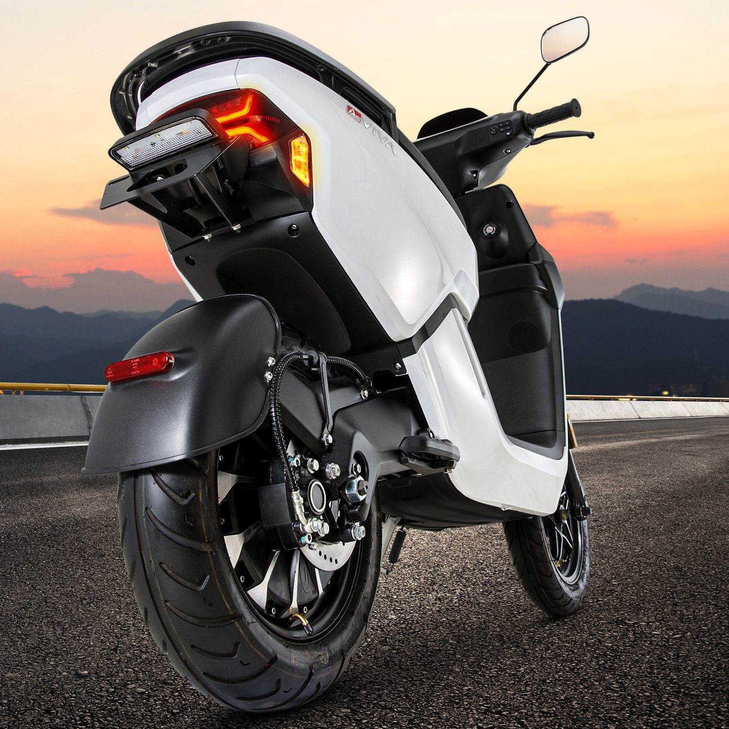 W, 1200W EM1_WHITE, Wegfahrsperre 45 km/h, Alarmanlage E-Motorroller AsVIVA EM1 Doppelakkusystem Keyless-Go 45km/h 1200,00