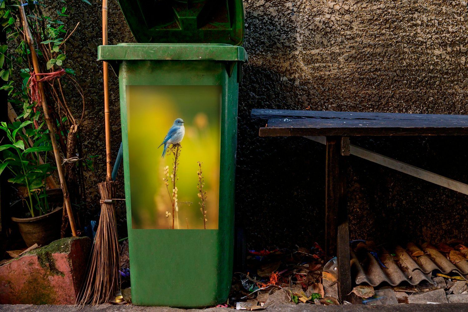 MuchoWow Wandsticker Vogel sitzt auf Distel St), Abfalbehälter einer (1 Sticker, Mülleimer-aufkleber, Container, Mülltonne