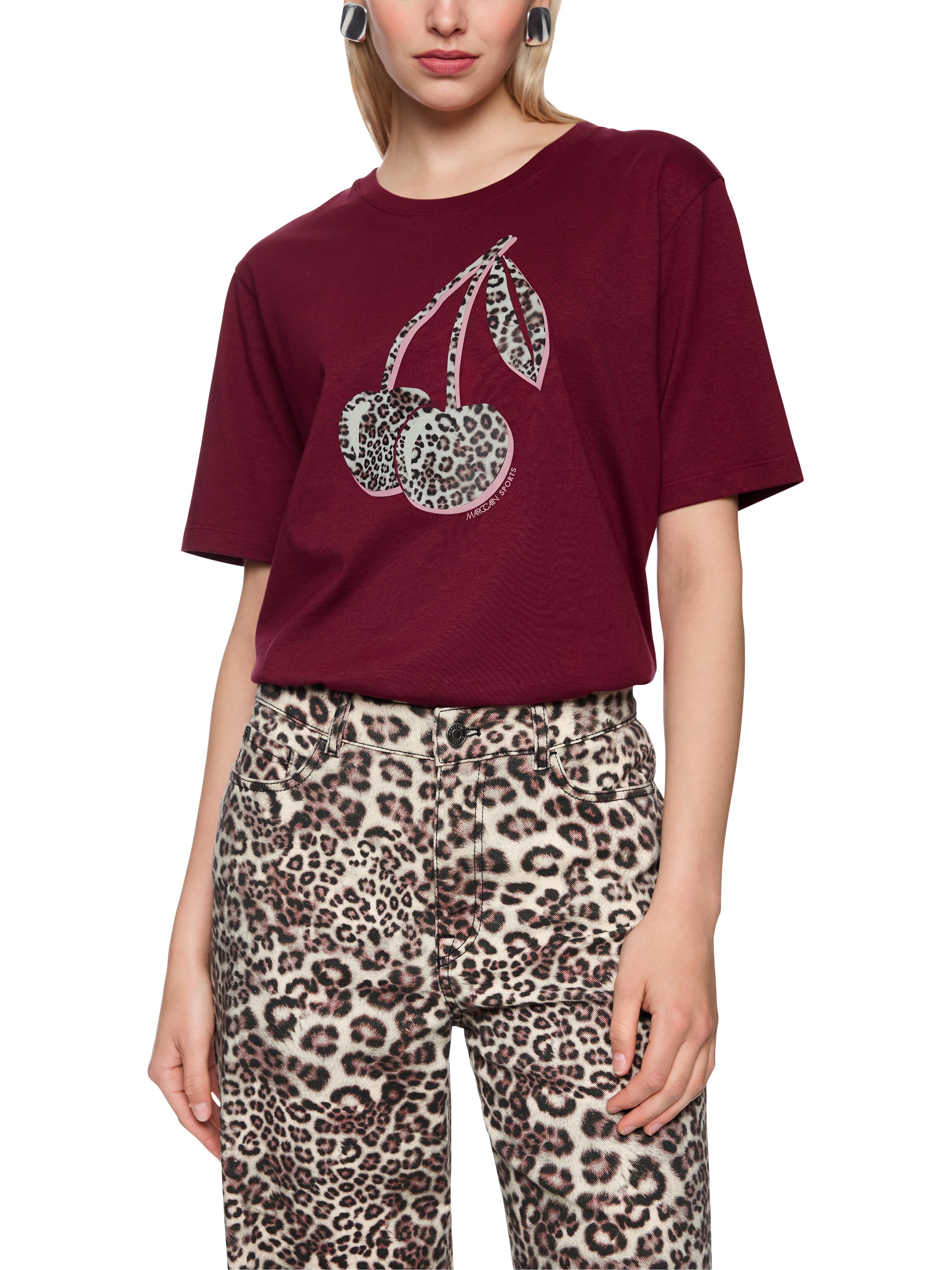 Marc Cain T-Shirt Mon Cherry Premium Damenmode mit modernem Aufdruck, gerade geschnitten