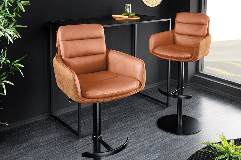 riess-ambiente Barhocker BIG GEORGE cognac - Echtleder, 360° drehbar, Metall-Fuß, mit Armlehne (Einzelartikel, 1 St), höhenverstellbar, mit Autoreturn & Fußablage – ideal für Deinen Tresen