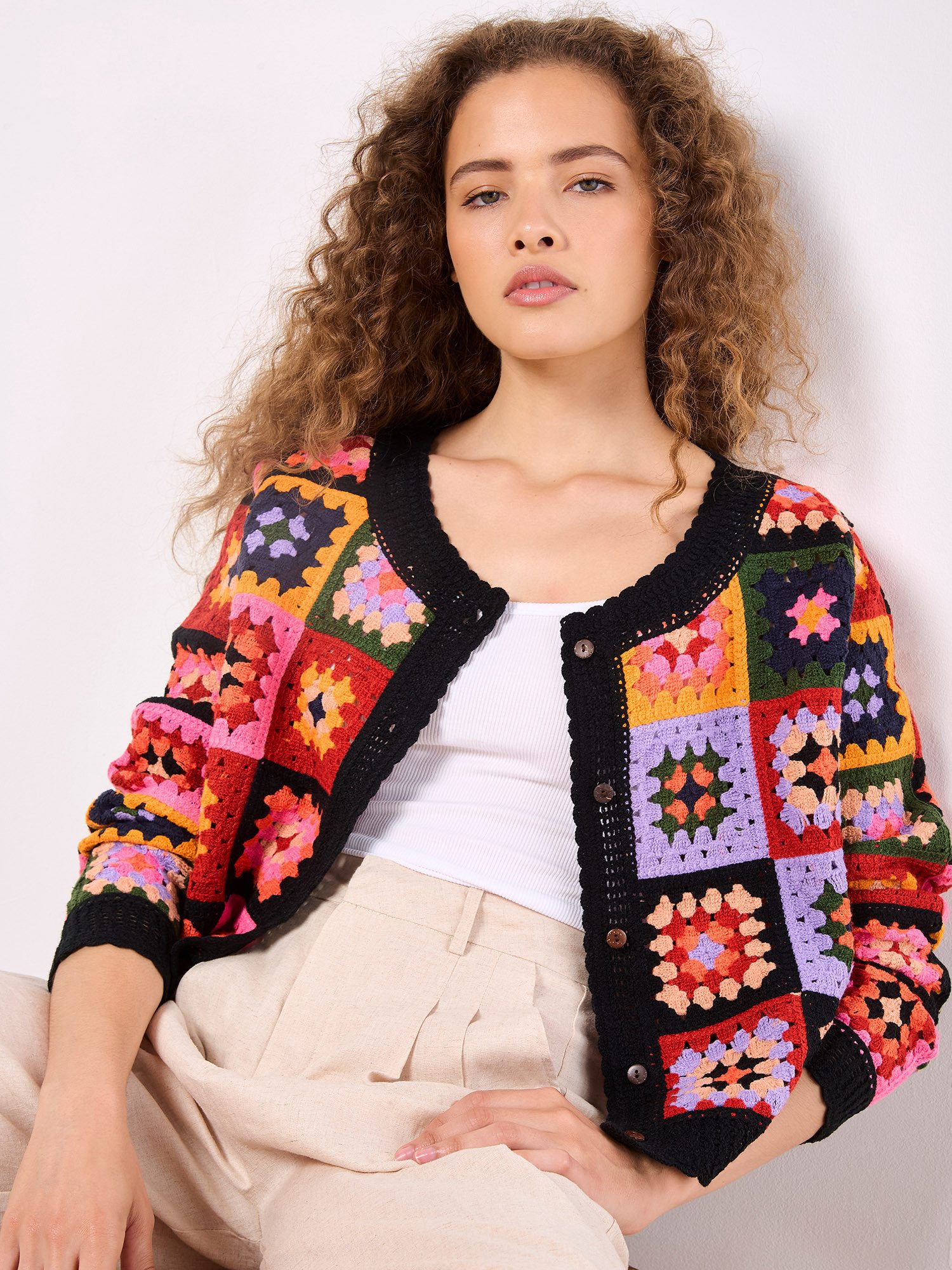 Apricot Cardigan Cardigan mit bunten Häkelquadraten – Bild 5 von 5