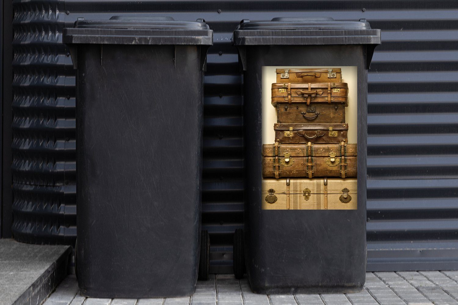 Container, Mülltonne, - Mülleimer-aufkleber, Wandsticker - Abfalbehälter Antik MuchoWow Vintage Koffer St), (1 Sticker,