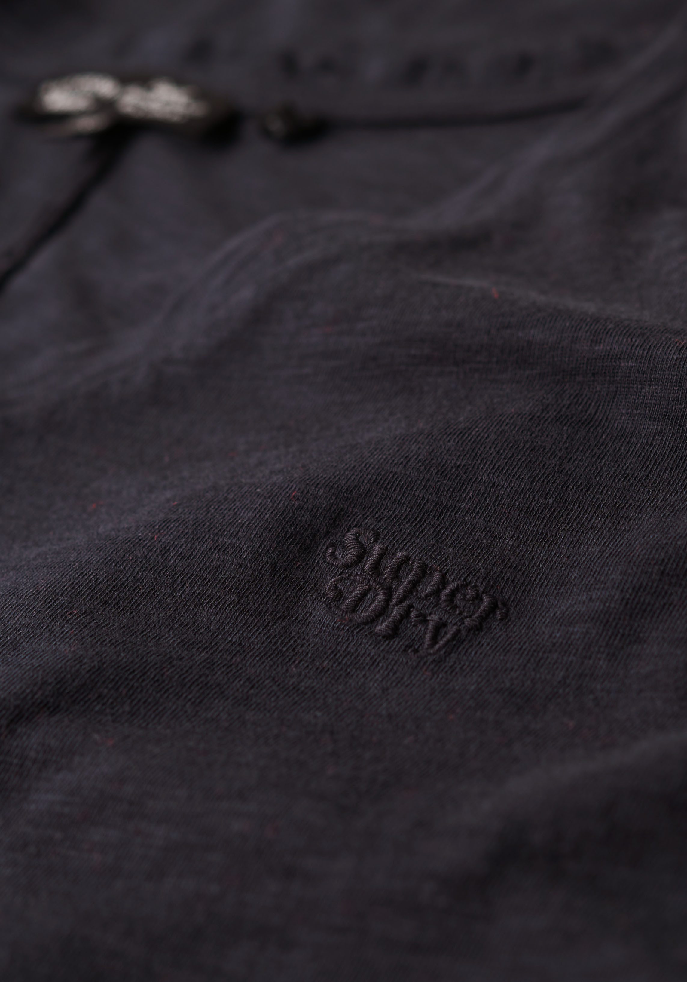 Superdry V-Shirt STUDIOS SLUB EMB VEE TEE strukturiertes T-Shirt mit V-Ausschnitt und Stickerei