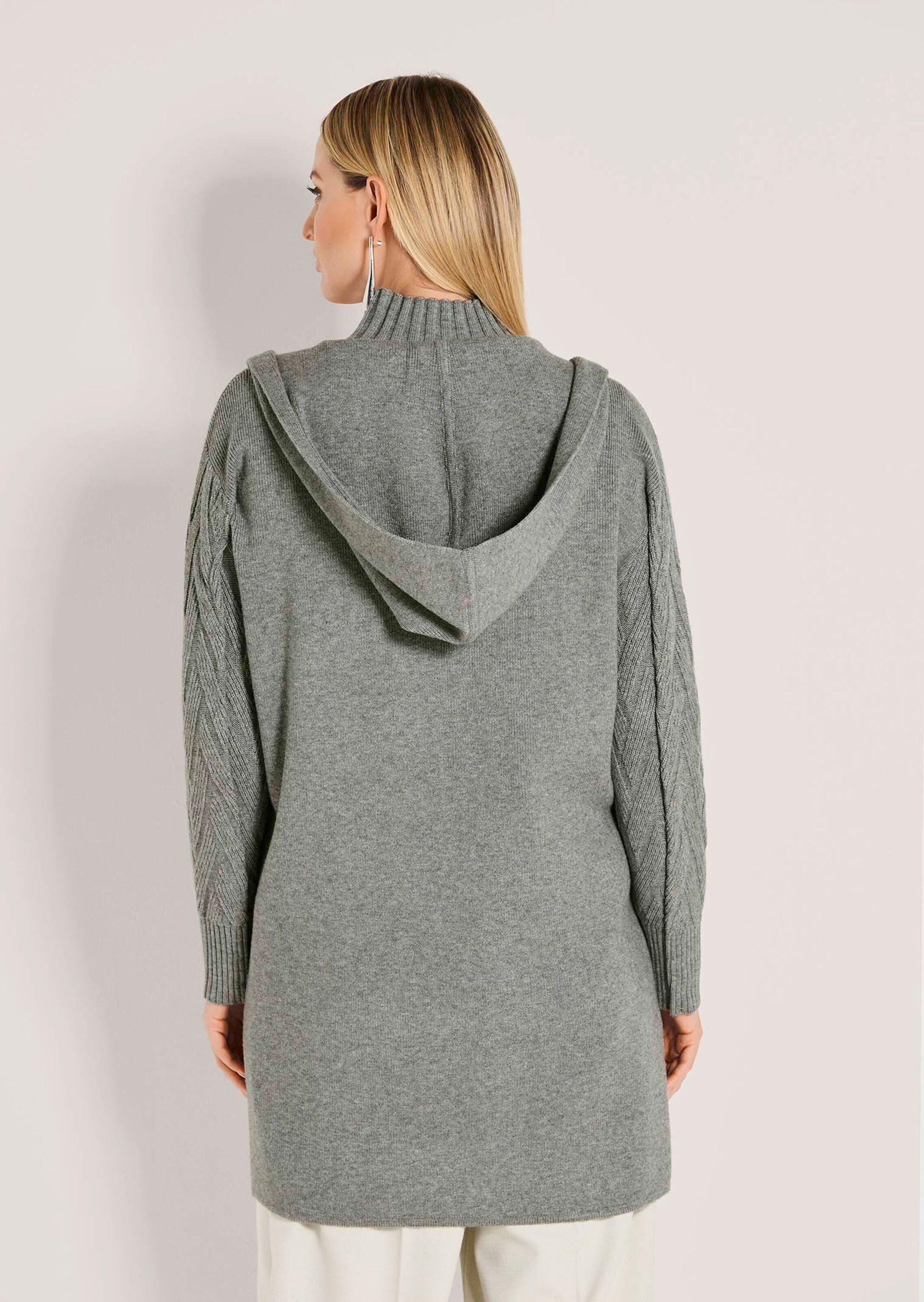 MADELEINE Strickjacke Urbaner Cardigan in Longform Kapuzenjacke mit Jacquard-Ärmeln, ohne Verschluss und Langarm