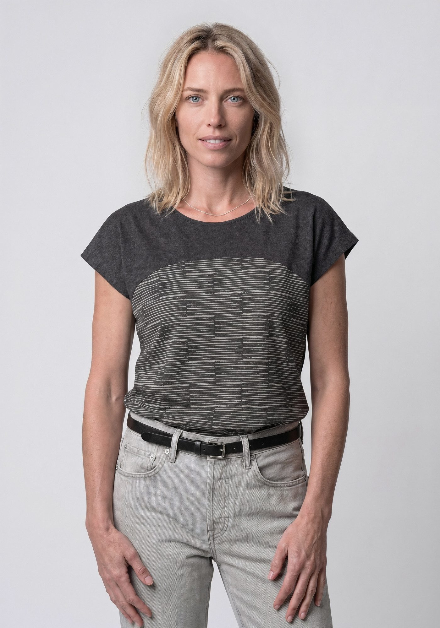 Alife & Kickin Rundhalsshirt FridaAK B vielseitiges Basic-Shirt mit Herzaufnäher und rundem Saum