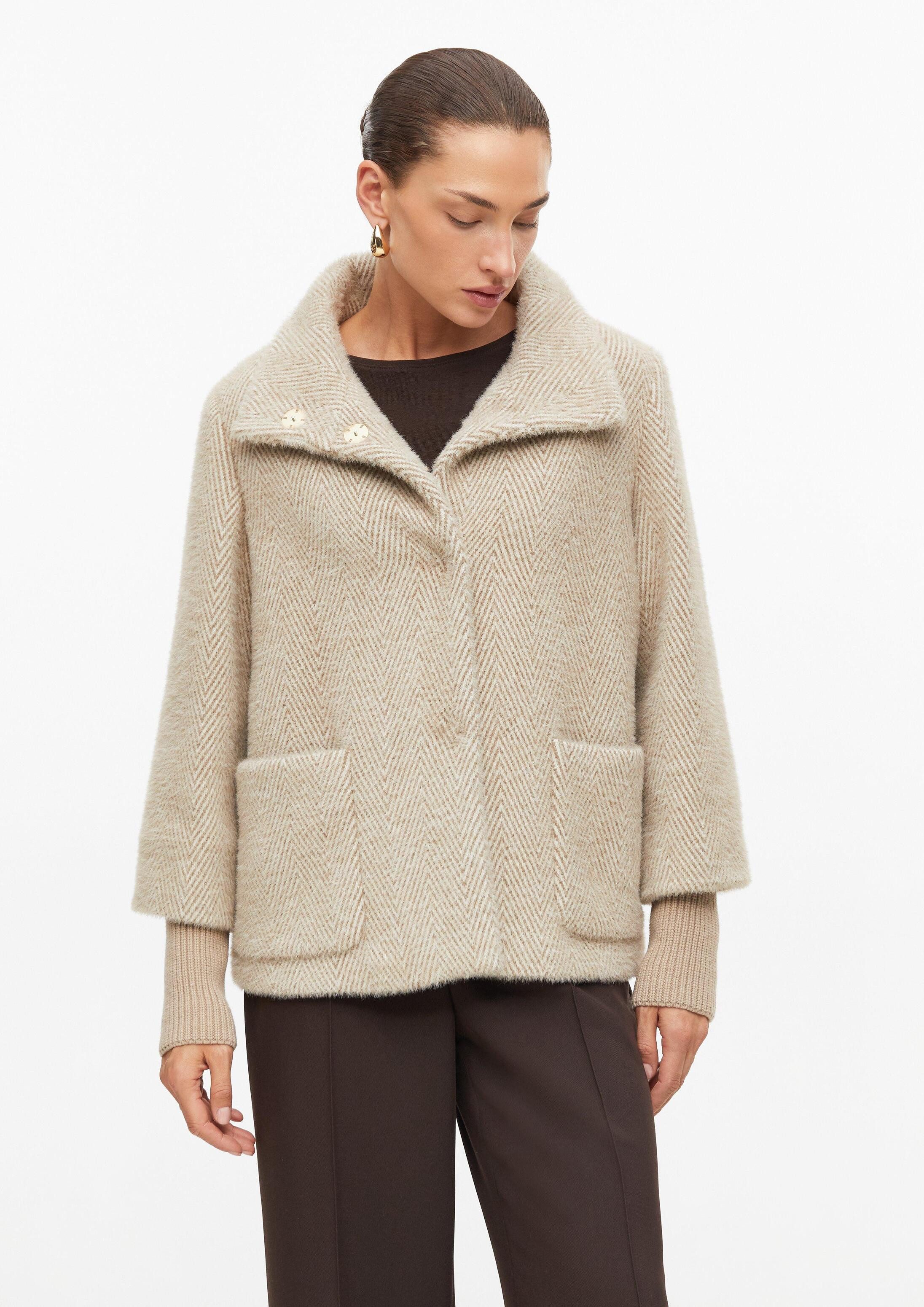 s.Oliver Funktionsjacke Outdoor-Jacke Flauschige Jacke mit feinem Muster und Strickärmeln