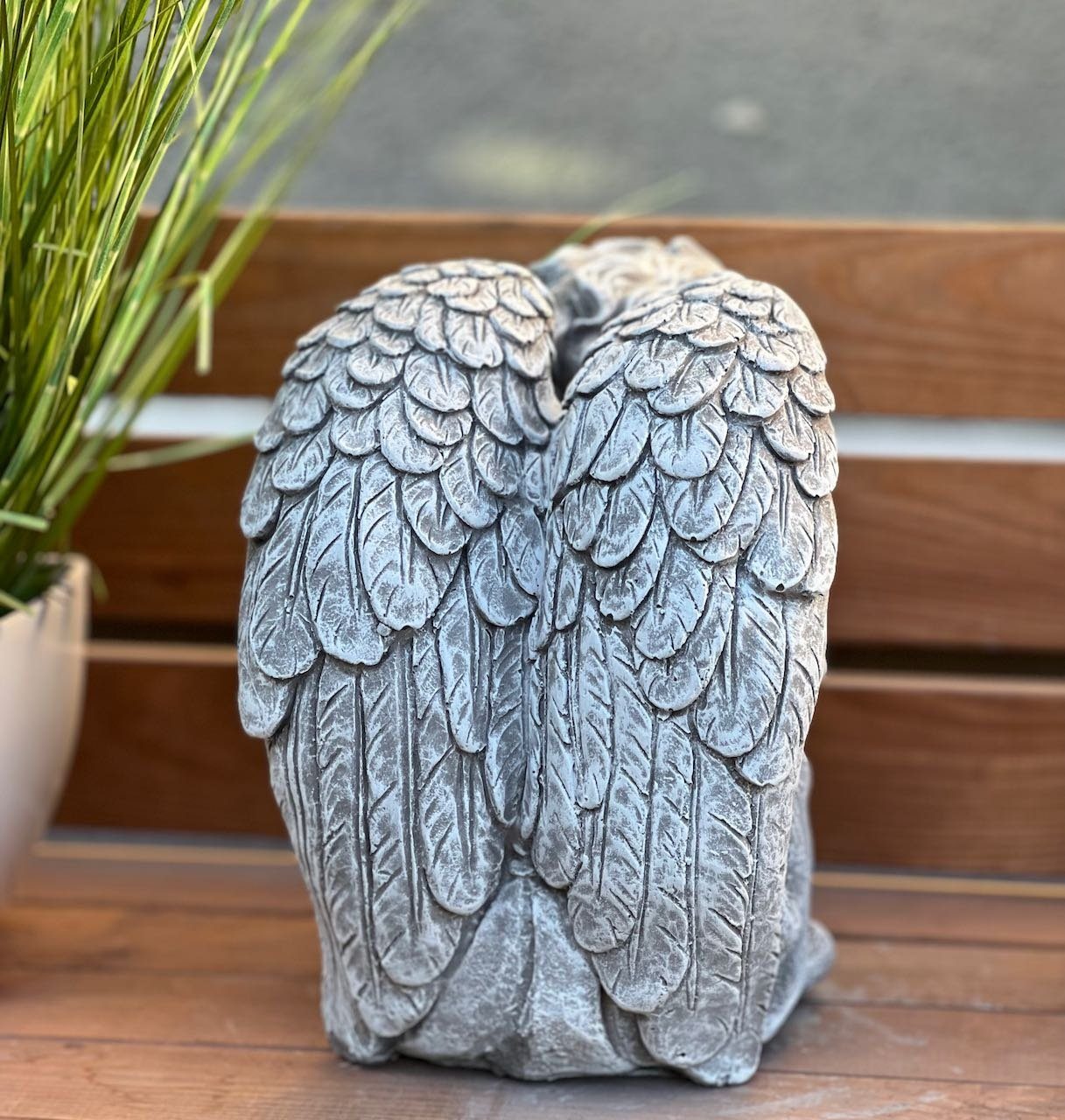 Stone and Style Engelfigur Frostfeste Steinfigur sitzender Engel groß
