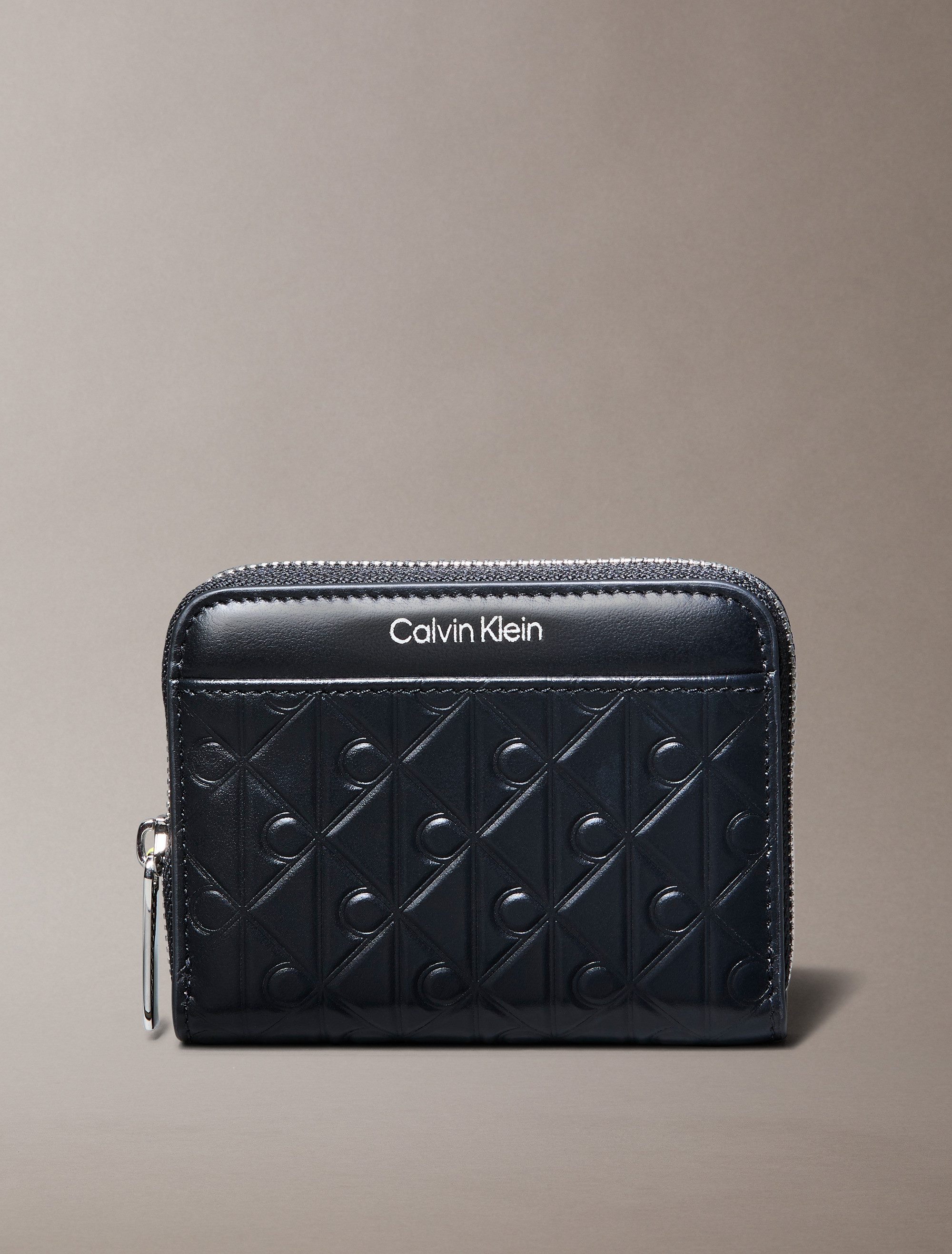 Calvin Klein Geldbörse EMBLEM AOP EMBOSSED ZIP AROUND, Damen Geldbeutel, Portemonnaie mit CK-Schriftzug