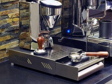 scarlet espresso Ausklopfbehälter, Sudschublade »Professionale« für Kaffeesatz, Abklopfbehälter für Siebträger, gummierter Abklopfstab, aus Edelstahl/pulverbeschichtetem Stahl, 250 x 350 x 80 mm von scarlet espresso