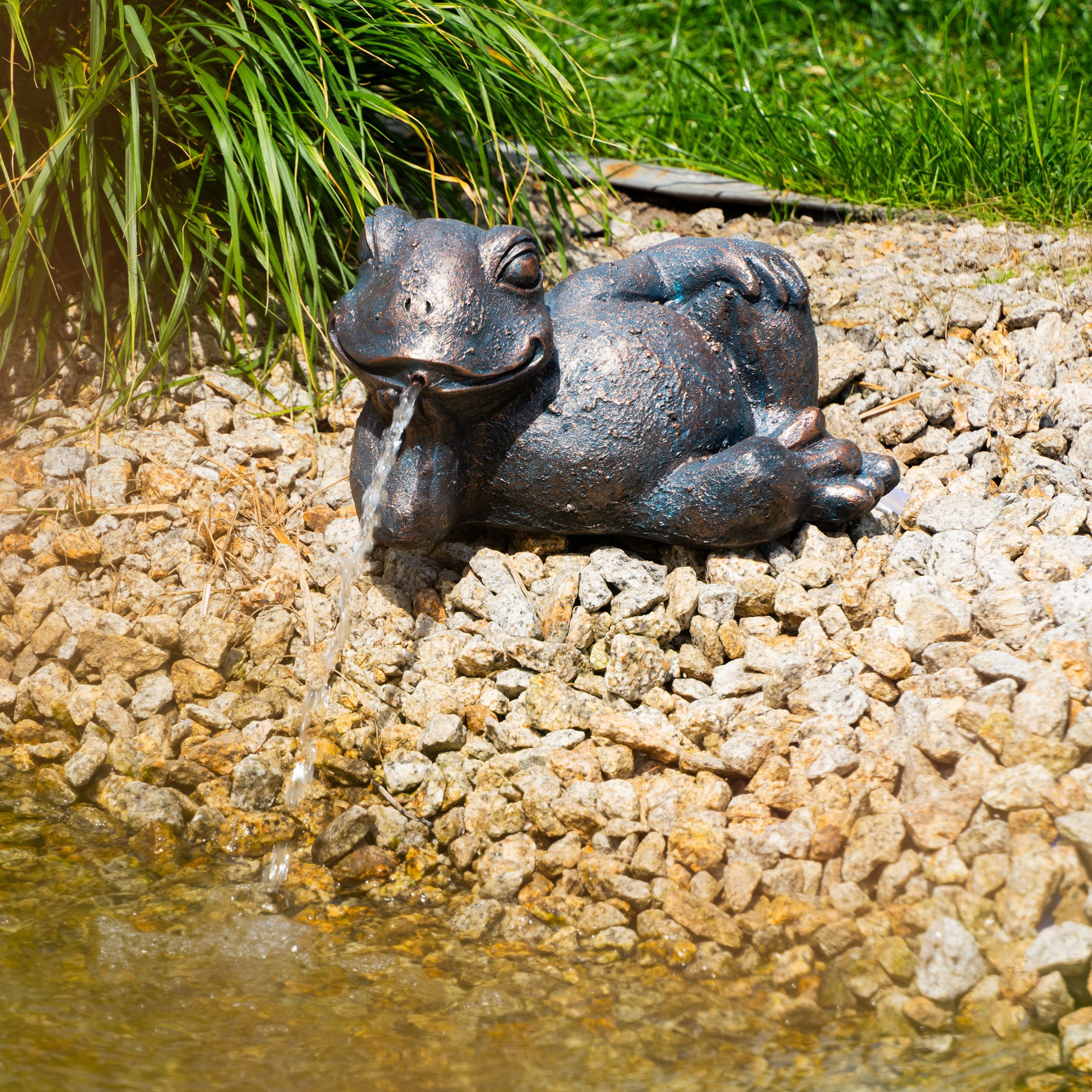 esotec Wasserspeier Solar Komplettset liegender Frosch Pepe 19x14x31cm mit Pumpe 101678 (Komplettset)