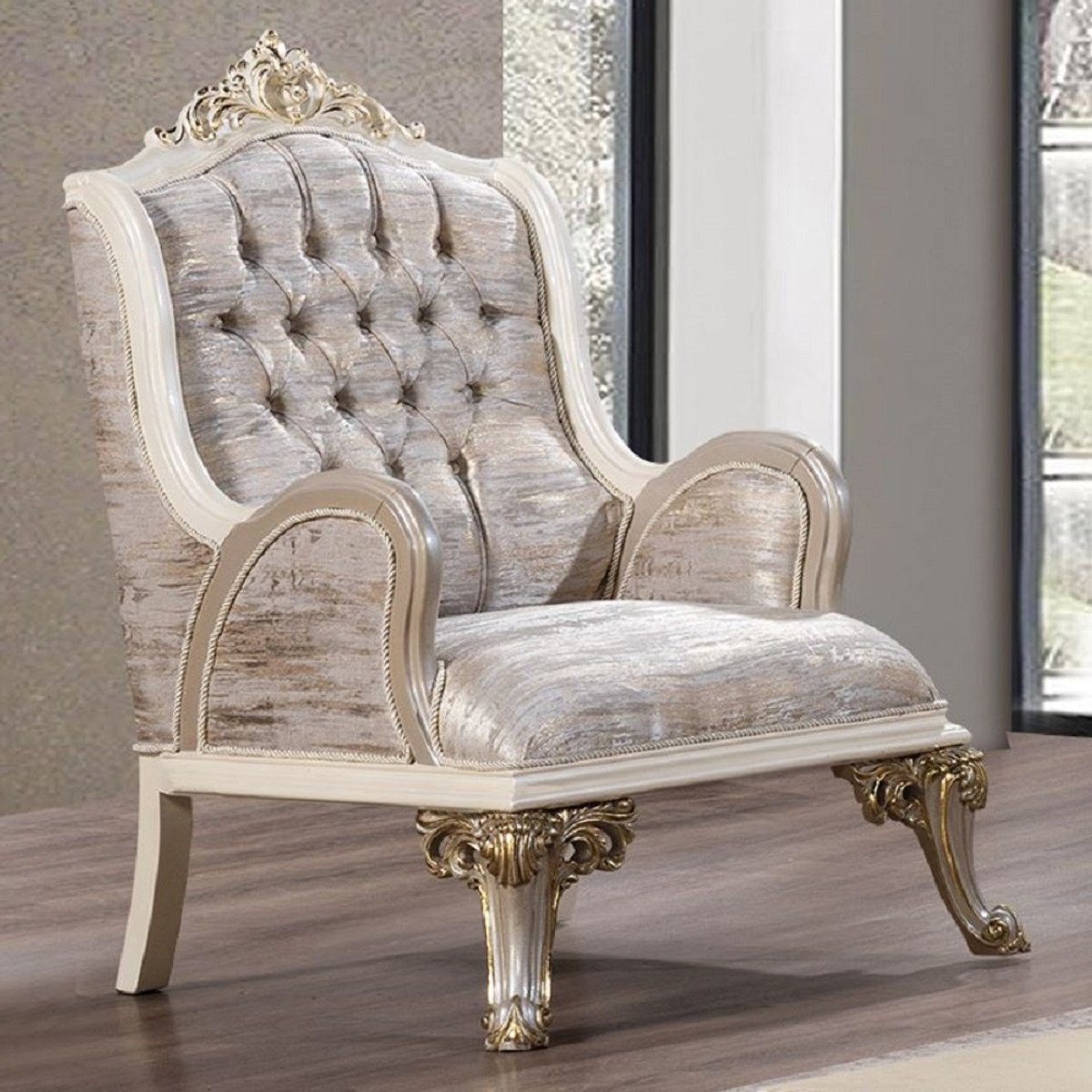 Casa Padrino Sessel Casa Padrino Luxus Barock Sessel Silber / Weiß / Grau / Gold - Prunkvoller Wohnzimmer Sessel mit elegantem Muster - Luxus Wohnzimmer Möbel im Barockstil - Barock Möbel - Barock Einrichtung