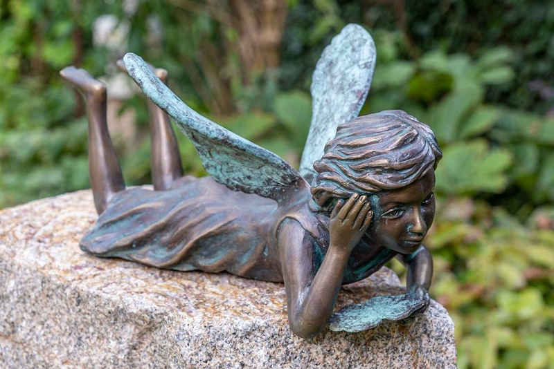 IDYL Gartenfigur IDYL Rottenecker Bronze-Skulptur Fee liegend mit Kleeblatt auf Granit