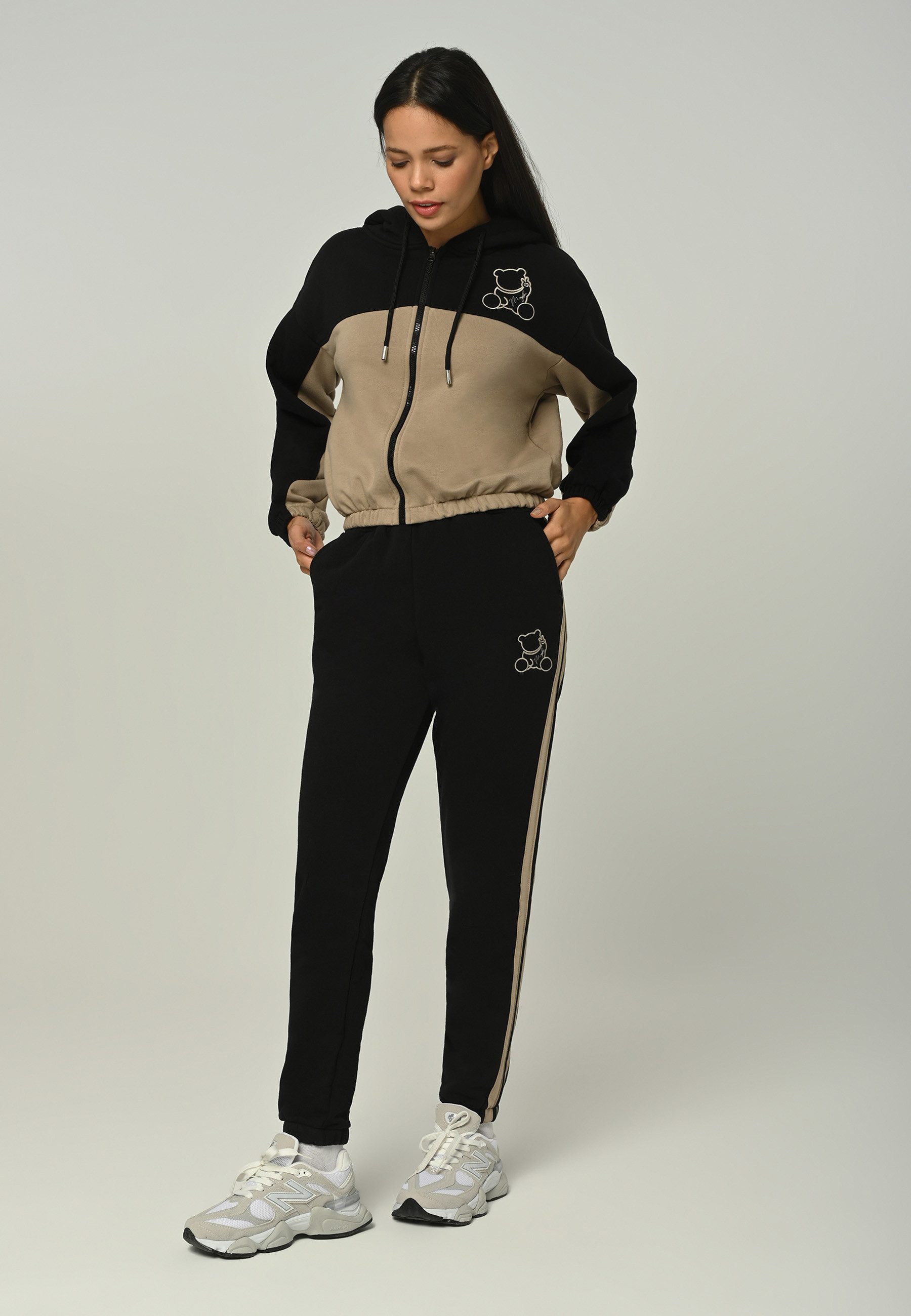 Tom Barron Trainingsanzug mit Yiemboidery-Design günstig online kaufen
