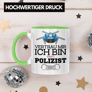 Trendation Tasse Trendation - Polizist Ausbildung Tasse Geschenk Polizei Lustiger Spruch Ich Bin Fast Polizist