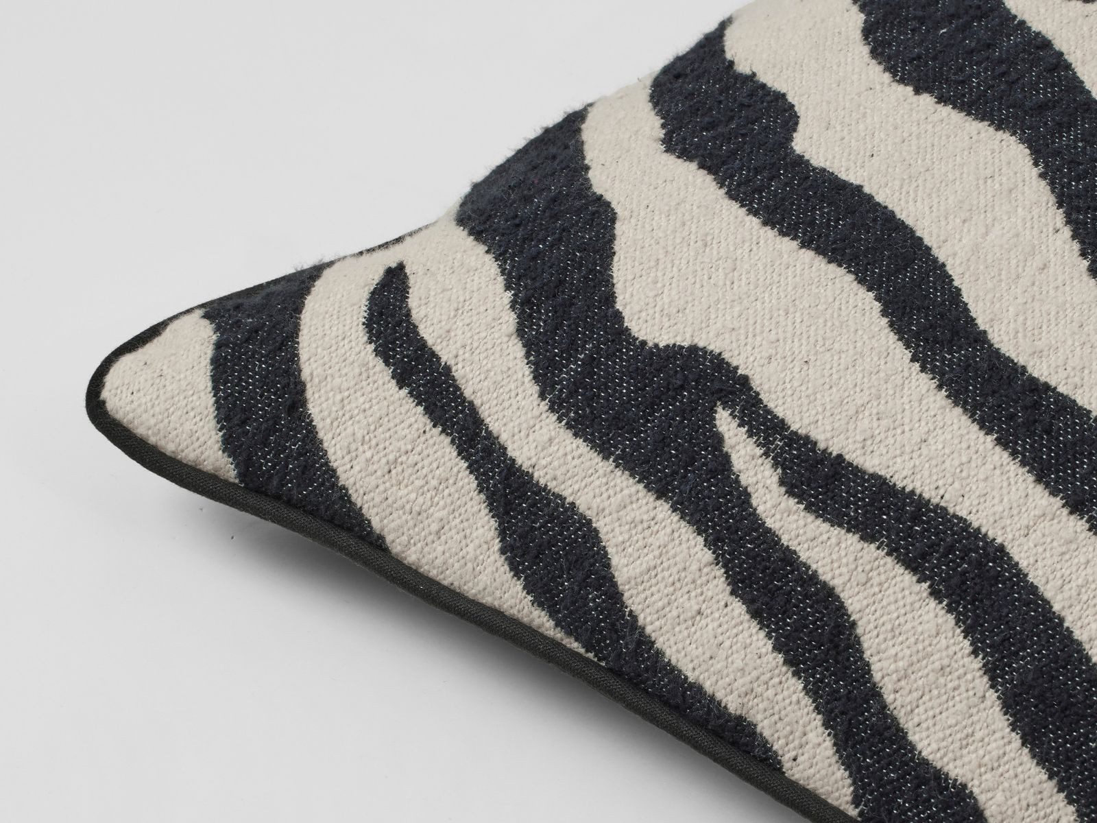 Broste Copenhagen Kissenbezug Zebra Kissenbezug black/light beige 50x50cm