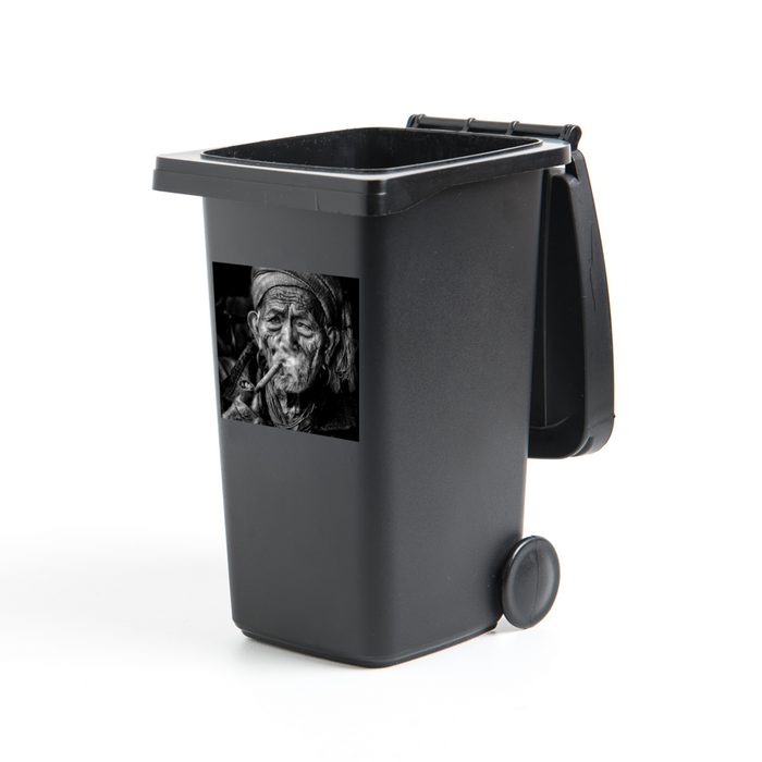 MuchoWow Wandsticker Porträt eines Pfeife rauchenden Mannes mit wettergegerbtem Gesicht in (1 St) Mülleimer-aufkleber Mülltonne Sticker Container Abfalbehälter