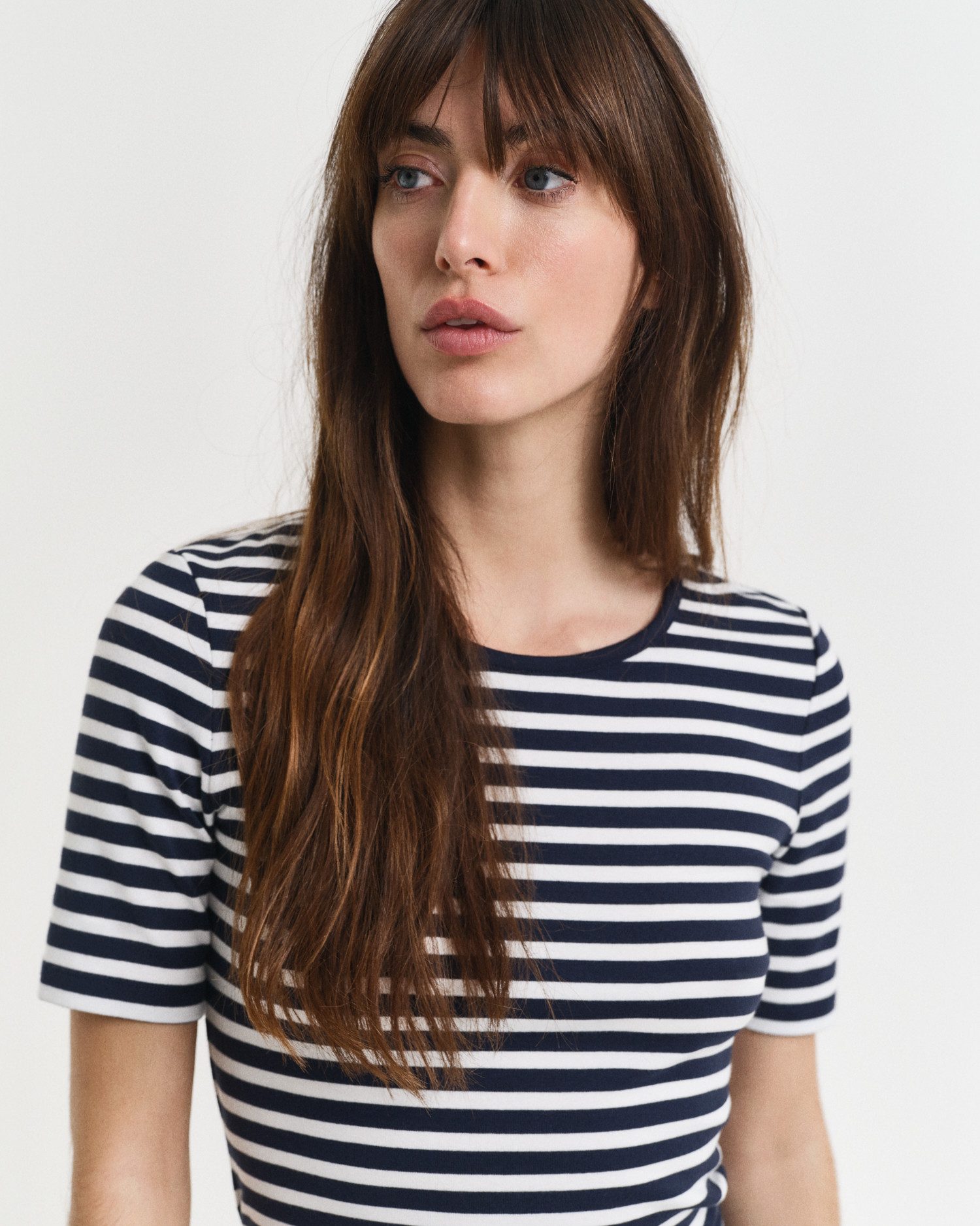 Gant T-Shirt SLIM STRIPED 1X1 RIBBED KA T-SHIRT mit dezentem Logoschriftzug am Ärmelabschluss