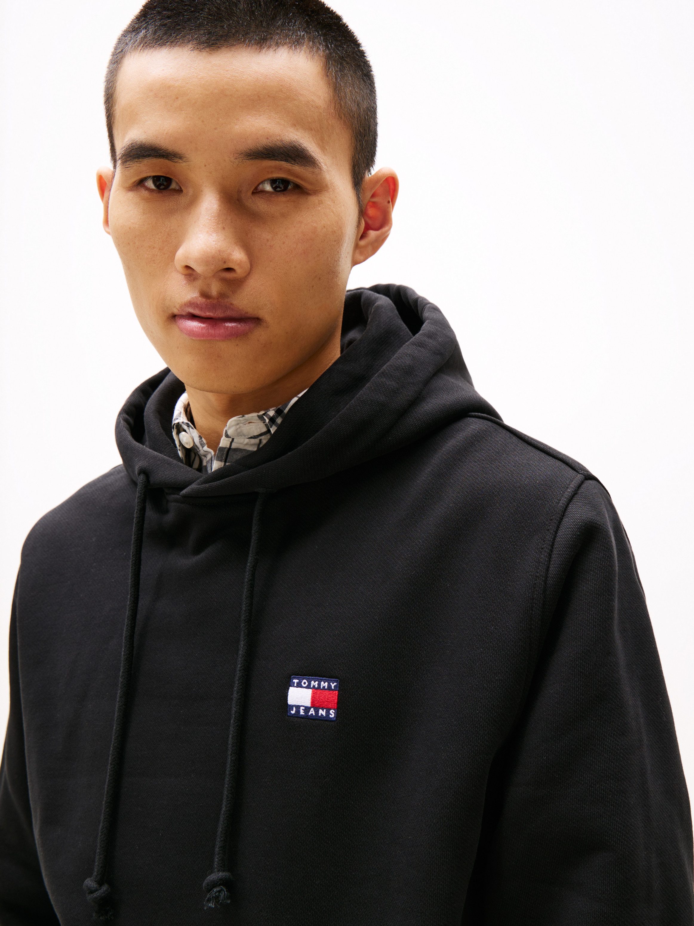 Tommy Jeans Hoodie TJM REG BADGE HOODIE EXT Mit Rundhalsausschnitt