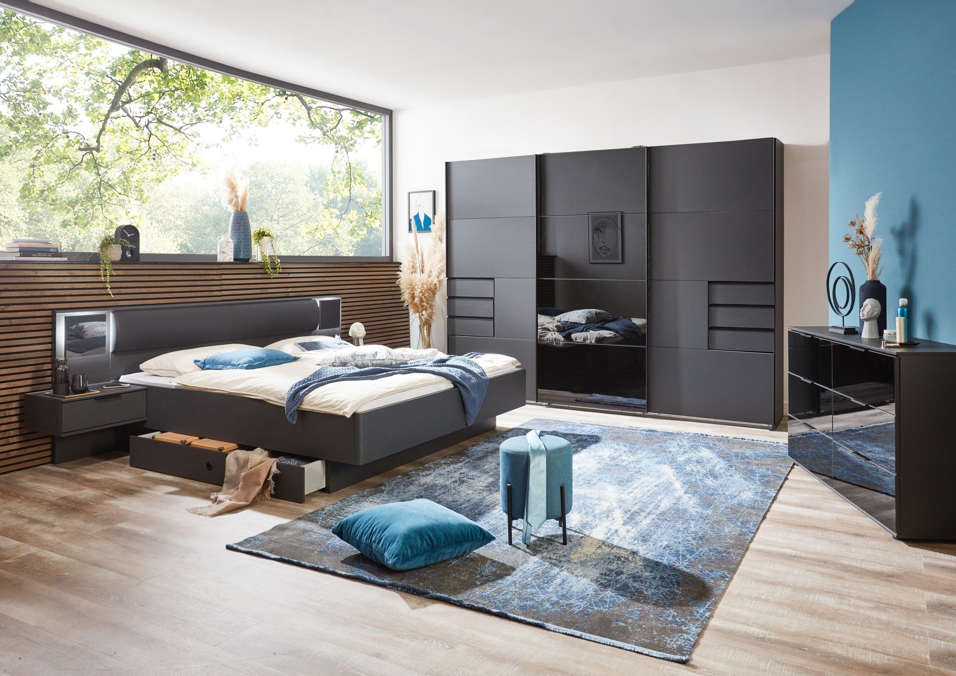 freiraum Schwebetürenschrank Barcelona in GRPAHIT + GLAS SCHWARZ mit 6 Schubladen und 3 Türen