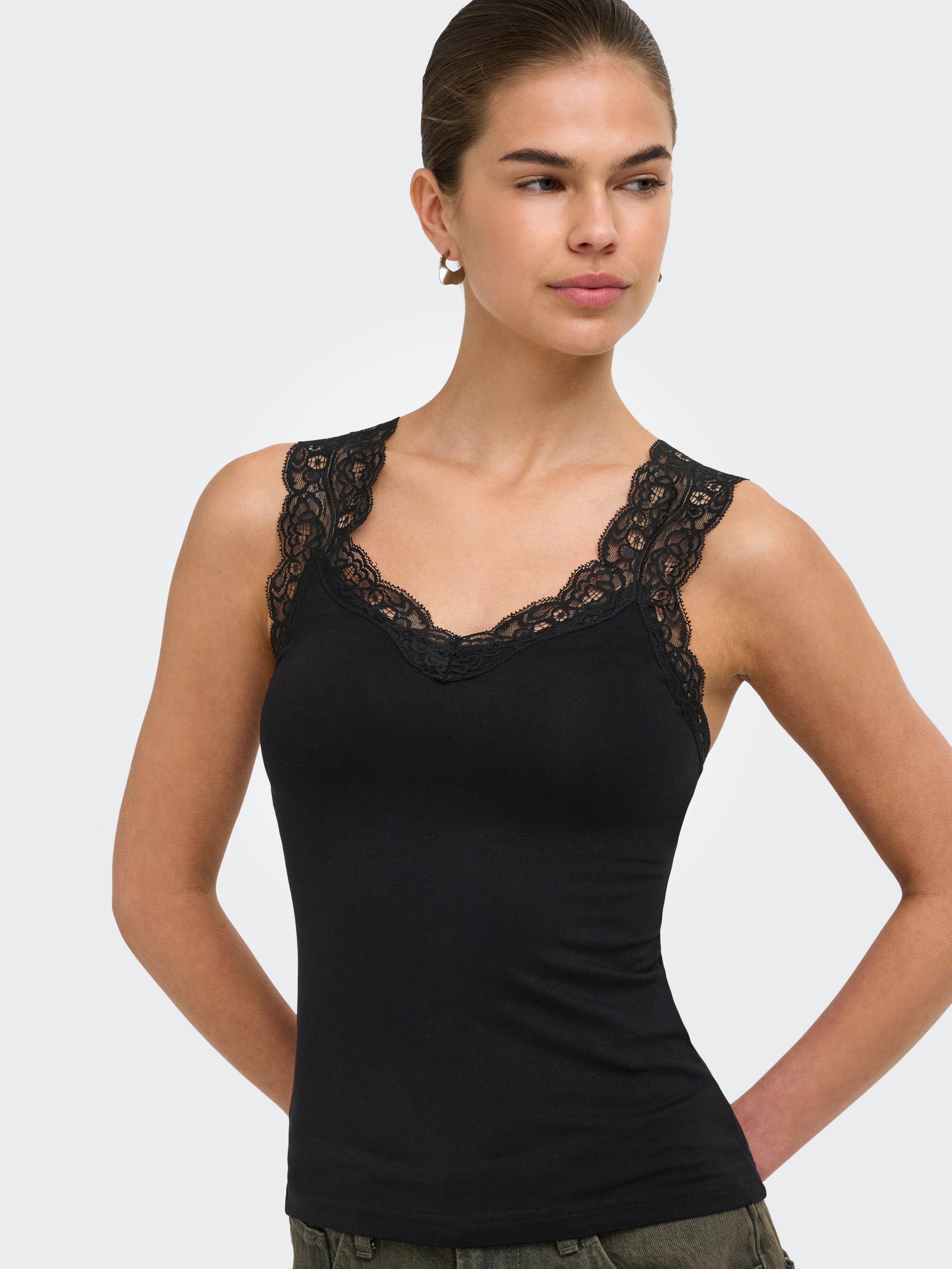 ONLY Spitzentop ONLLUNI TANK TOP WITH LACE DETAIL CS JRS Viskosemischung, regular fit