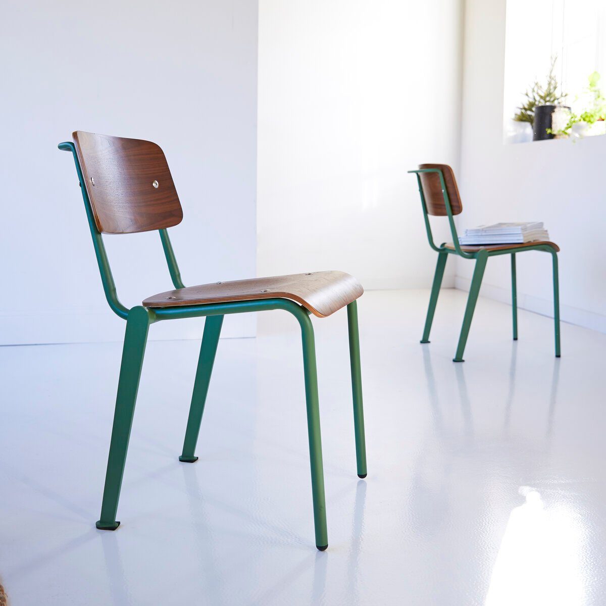 Tikamoon Esszimmerstuhl Stuhl aus Walnuss und Metall lichen