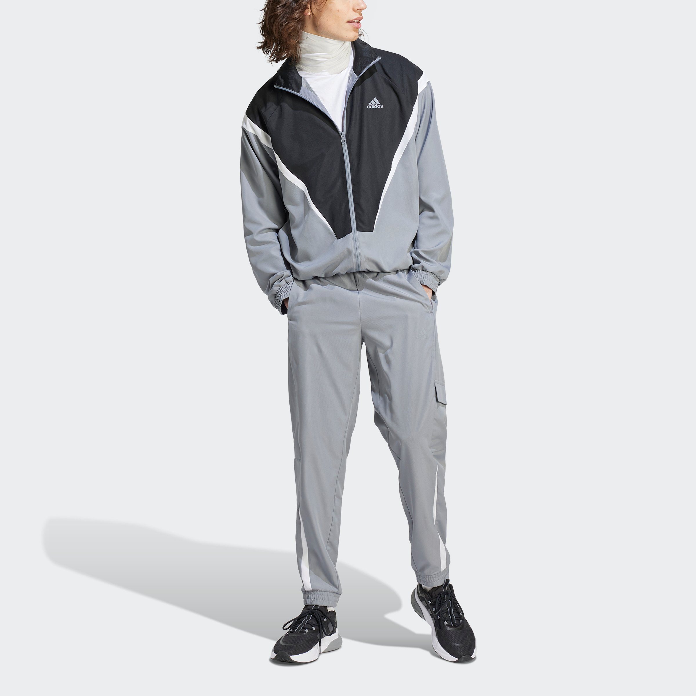 adidas Sportswear erneuerbaren und (2-tlg), NON-HOODED Ein SPORTSWEAR Trainingsanzug recycelten Trainingsanzug mit WOVEN