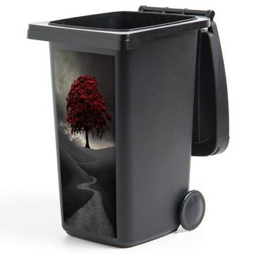 MuchoWow Wandsticker Ein Schwarz-Weiß-Foto mit einem großen roten Baum (1 St), Mülleimer-aufkleber, Mülltonne, Sticker, Container, Abfalbehälter