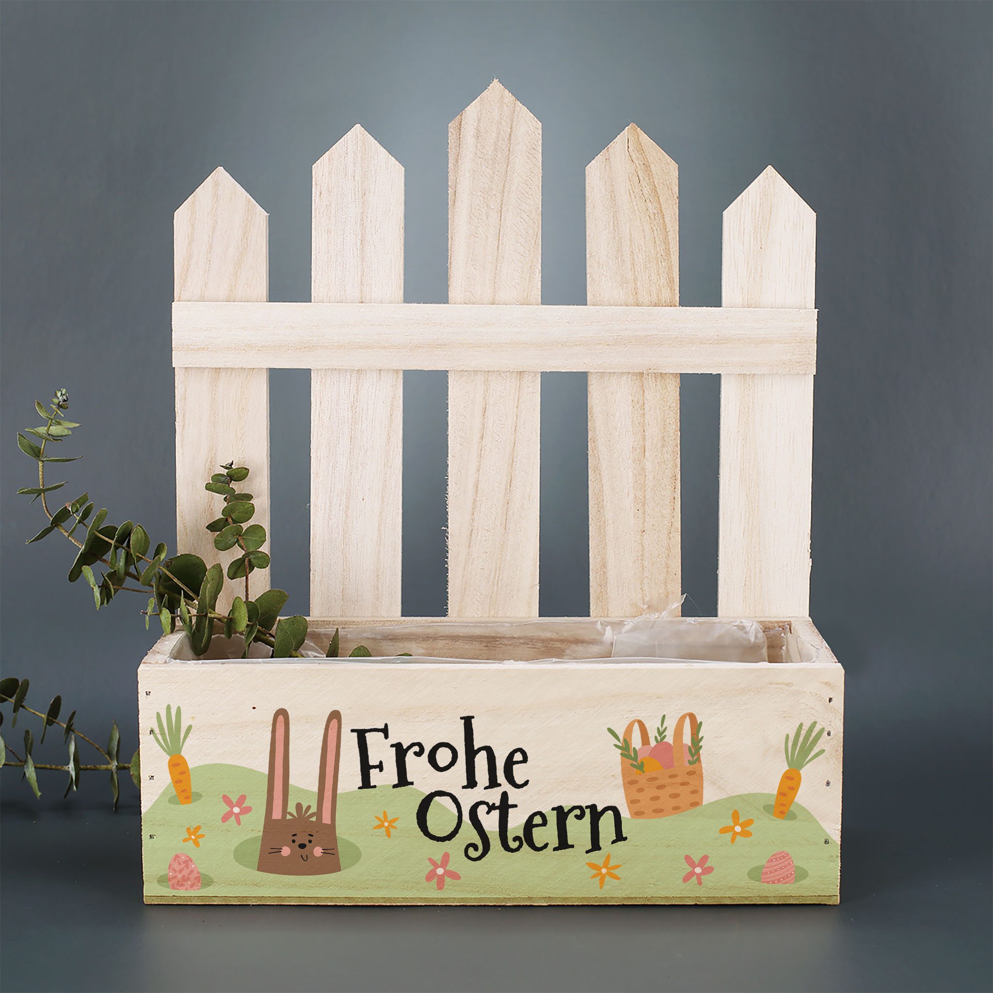 Herz & Heim Geschenkbox zu Ostern mit Zaun - Oster Pflanzkorb aus Holz als Osterkorb, mit Folie ausgekleidet