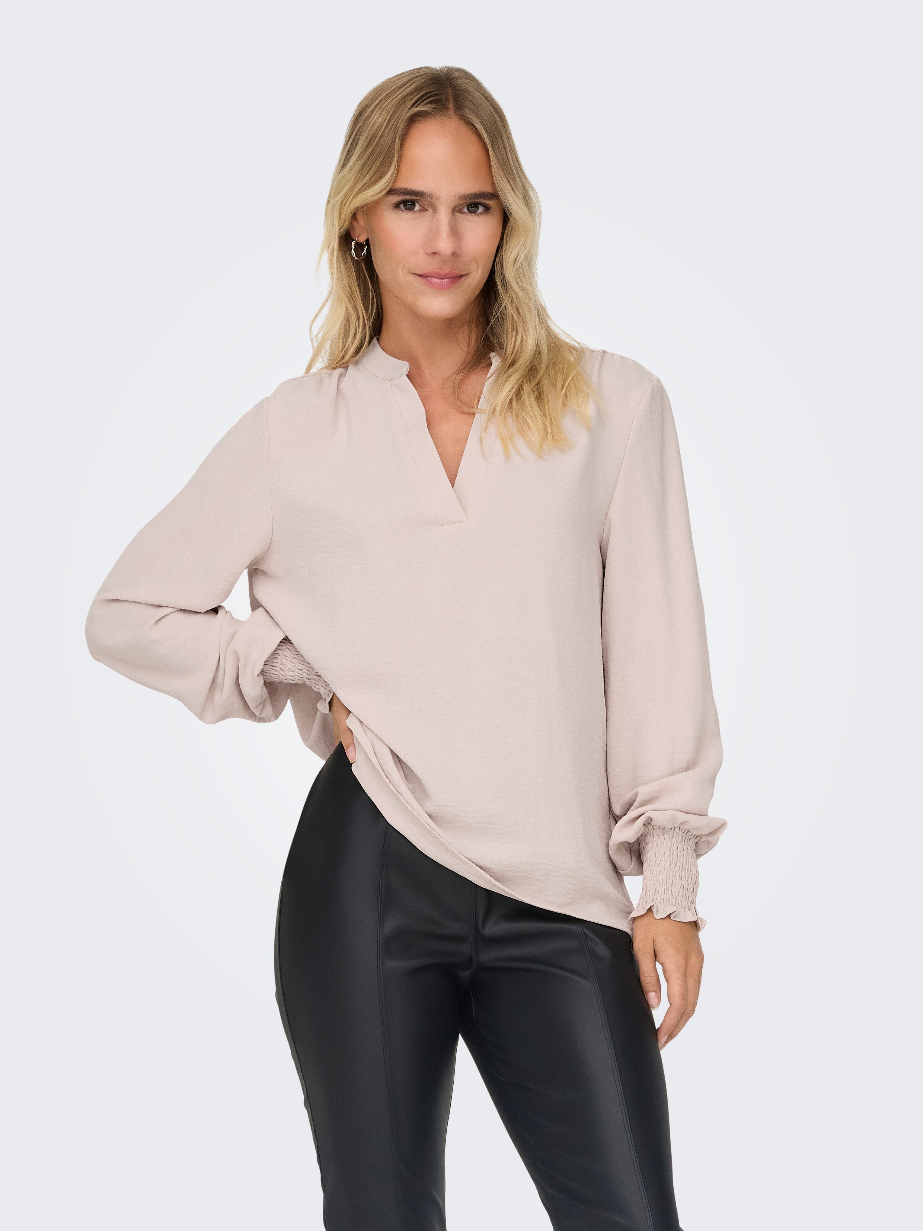 Blusenshirt ONLMETTE V-NECK LS SMOCK TOP NOOS WVN