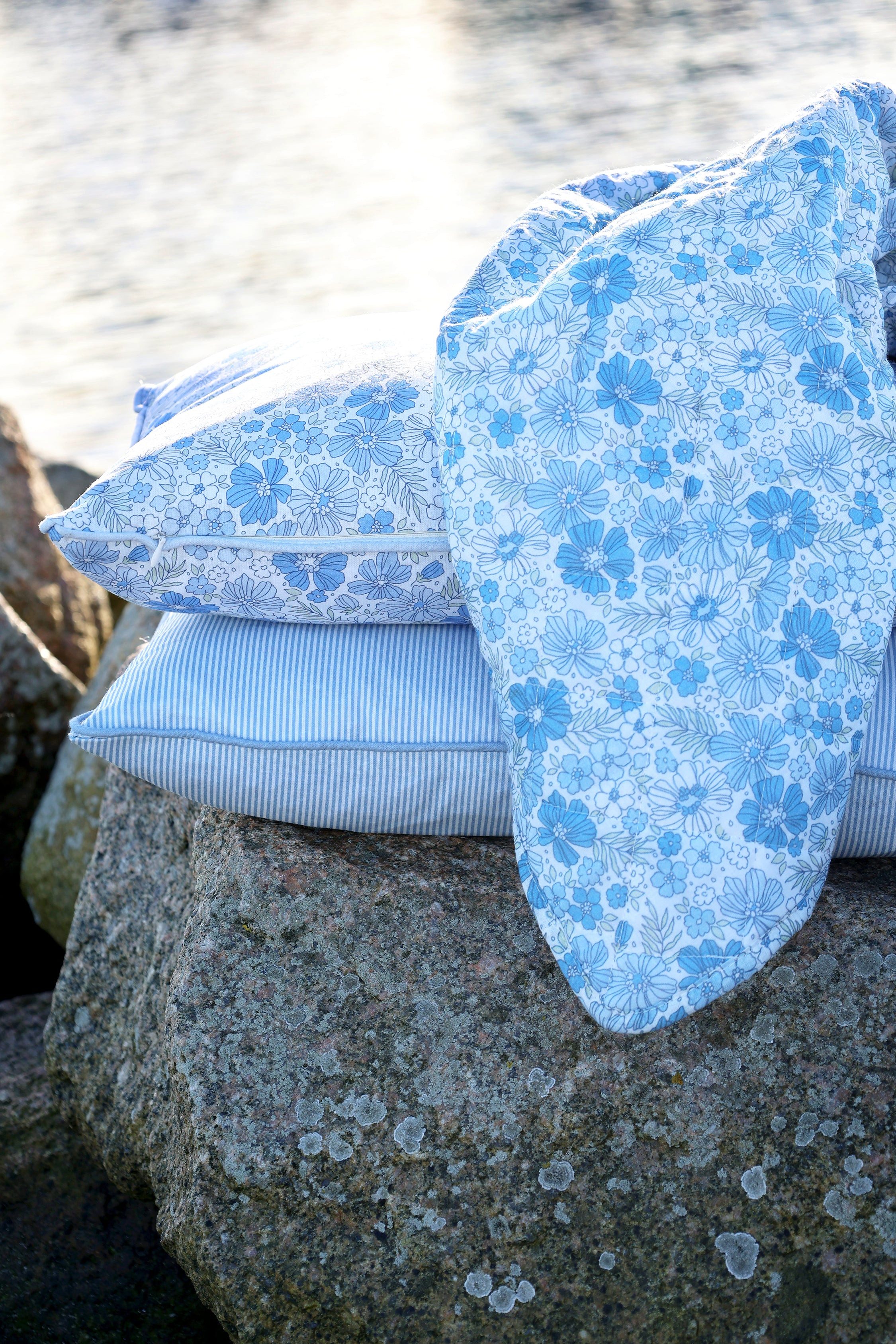 Chic Antique Tagesdecke Chic Antique Aix Quilt mit Blumen Sky Blue & Weiss