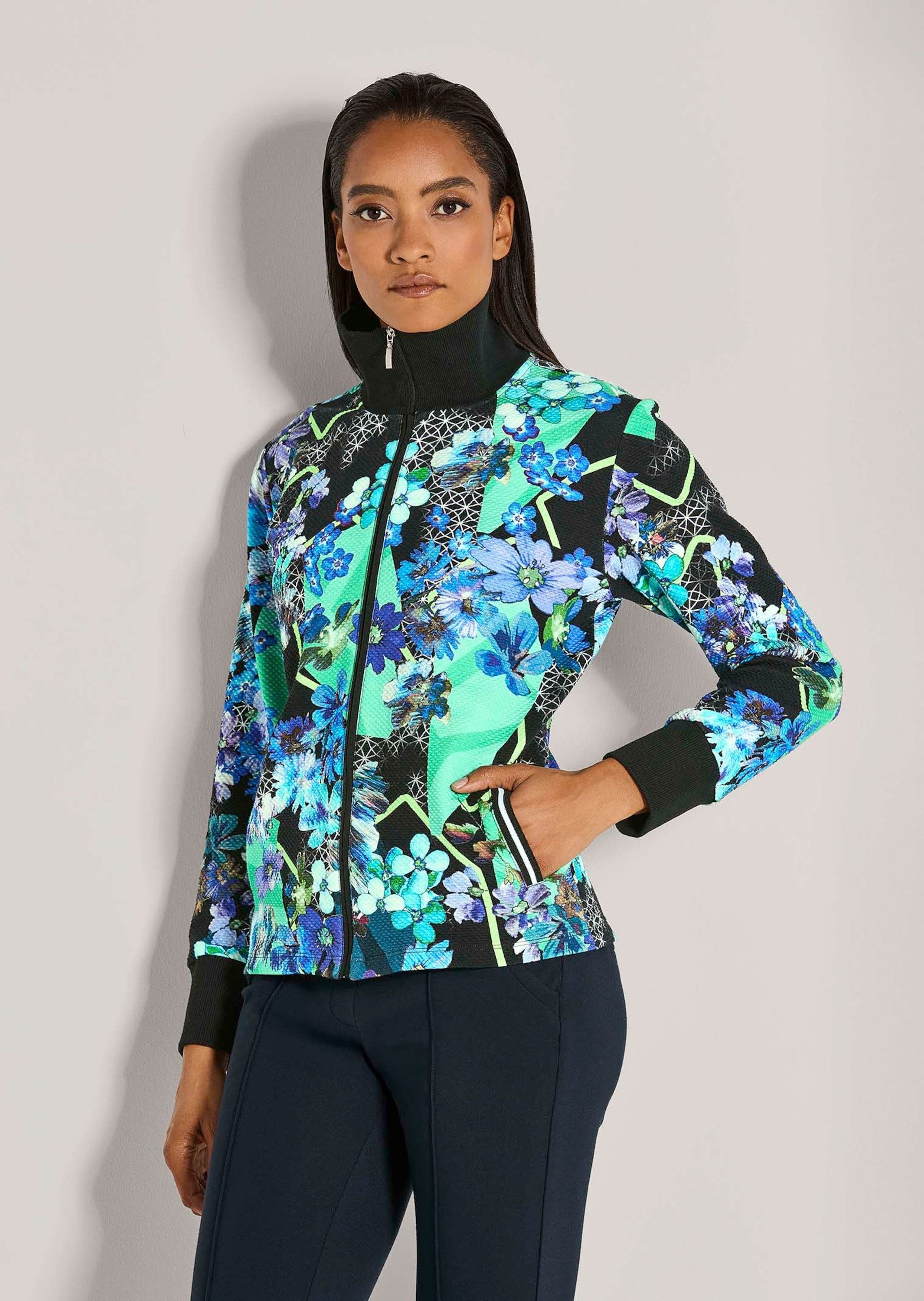 MADELEINE Outdoorjacke Florale Stretchjacke mit Reißverschluss Sportiver Look mit Stehkragen und Rippstrick